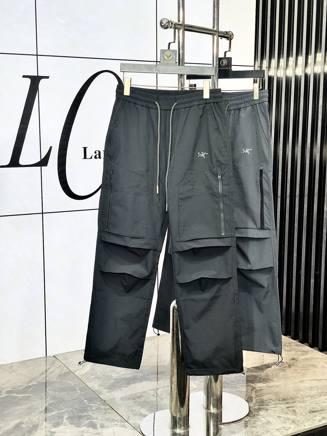 NO:131244,.Architecture Bird. 2025 spring and summer new casual work pants. Fashionable and casual casual style. Micro-stretch fabric. The fabric is comfortable and soft, breaking through the feel of conventional denim fabrics, not stuffy, and has excellent comfort. It is free and versatile. It is washed for a long time and does not deform. The upper body has excellent effect. h is elegant and elegant, 8 design is constantly innovating but always maintains noble and elegant style and taste. It interprets the charm of fashion. Fashion and casual products. Counter code s-xxL.s wear 27.28, arc'teryx, alexander wang19860909.始祖鸟.2025春夏季新款休闲工装裤 时尚休闲 休闲版型 微弹力面料 面料舒适柔软,突破常规牛仔的面料手感,不闷热,舒适感极佳.随意百搭 久洗不变形 上身效果极佳.h大方优雅的剪裁,8设计不断创新却始终保持着高贵优雅的风格和品位 演绎时尚魅惑 时尚休闲佳品 专柜码数s-xxL.s穿27.28,arc'teryx,alexander wang,Men's clothing