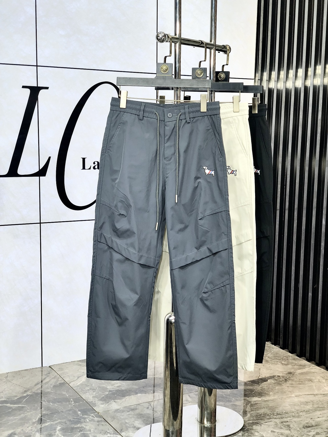 NO:131246,.TB. 2025 spring and summer new casual work pants Fashionable and casual casual style Micro-stretch fabric The fabric is comfortable and soft, breaking through the feel of conventional denim fabrics, not stuffy, and has excellent comfort. It is free and versatile, and it does not deform for a long time. The upper body effect is excellent. h is elegant and elegant, 8 design is constantly innovating but always maintains noble and elegant style and taste, interpreting fashion charm, fashionable and casual products, counter code number s-xxxL.s wear 27.28,,alexander wang19860909.TB.2025春夏季新款休闲工装裤 时尚休闲 休闲版型 微弹力面料 面料舒适柔软,突破常规牛仔的面料手感,不闷热,舒适感极佳.随意百搭 久洗不变形 上身效果极佳.h大方优雅的剪裁,8设计不断创新却始终保持着高贵优雅的风格和品位 演绎时尚魅惑 时尚休闲佳品 专柜码数s-xxxL.s穿27.28,,alexander wang,Men's clothing