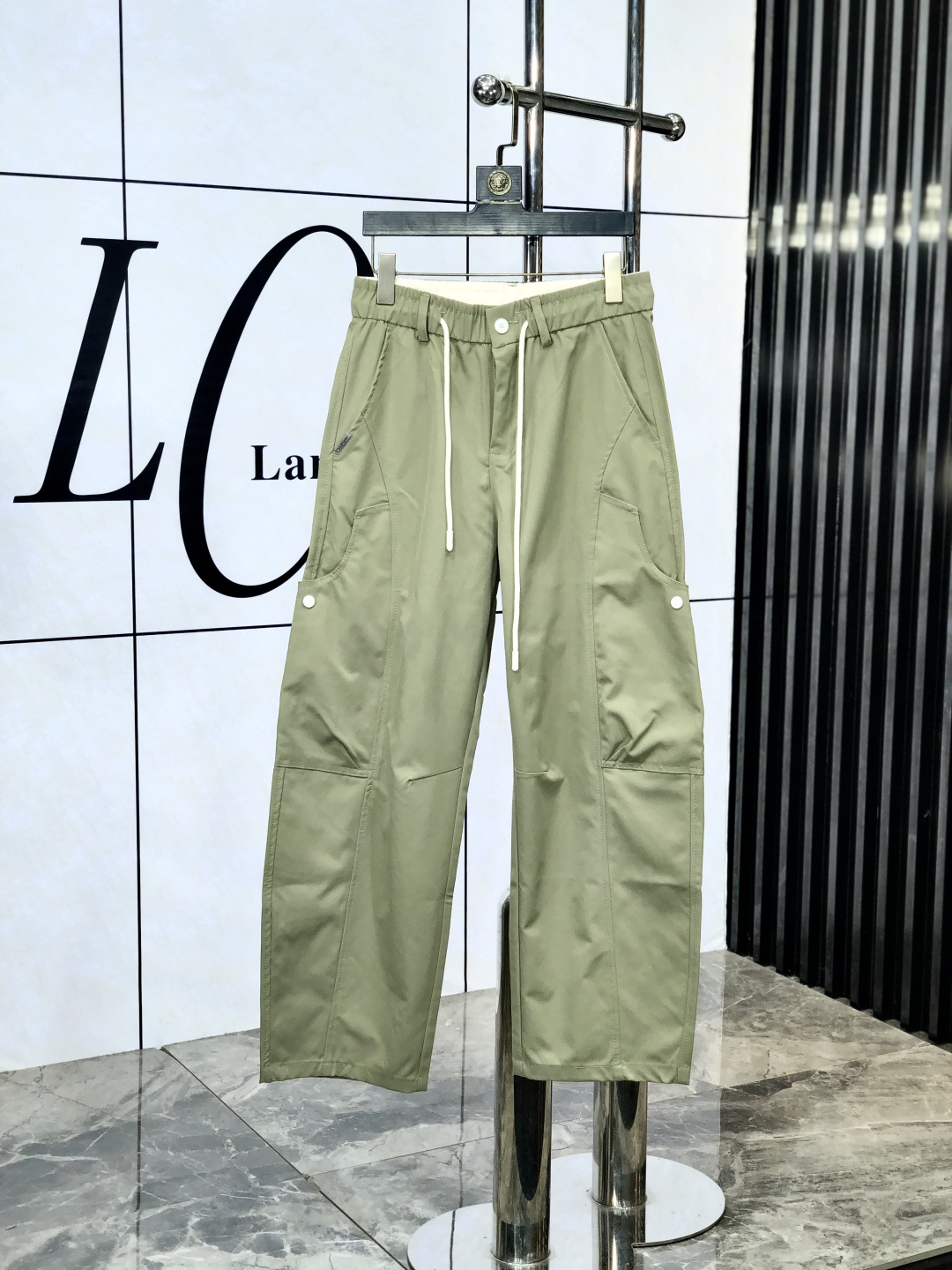 NO:131250,.Balenciaga. New style casual work pants in spring and summer 2025 Fashion and casual casual style Micro-stretch fabric The fabric is comfortable and soft, breaking through the feel of conventional denim fabrics, not stuffy, and excellent comfort. It is free and versatile, and it does not deform for a long time. The upper body effect is excellent. h is elegant and elegant, 8 design is constantly innovating but always maintains noble and elegant style and taste, interpreting fashion charm, fashionable and casual products, counter number s-xxxL.s wear 27.28,,balenciaga,alexander wang19860909.巴黎世家.2025春夏季新款休闲工装裤 时尚休闲 休闲版型 微弹力面料 面料舒适柔软,突破常规牛仔的面料手感,不闷热,舒适感极佳.随意百搭 久洗不变形 上身效果极佳.h大方优雅的剪裁,8设计不断创新却始终保持着高贵优雅的风格和品位 演绎时尚魅惑 时尚休闲佳品 专柜码数s-xxxL.s穿27.28,,balenciaga,alexander wang,Men's clothing