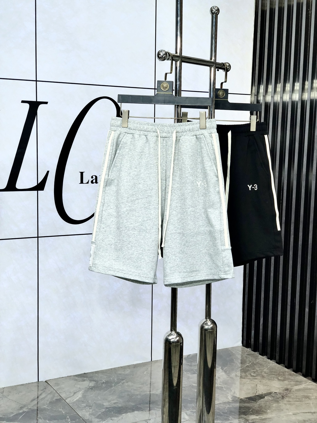 NO:131254,.Y3.25 spring and summer new elastic strap casual shorts, customized counter fabric, breathable and comfortable, impeccable details, brand element design concept, h reflects high quality.8 delicate and soft feel!  It is casually cut, with a great upper body style!  Count s-xxL.s wear 27.28, shorts, alexander wang19860909.Y3 .25春夏新款松紧带休闲短裤,专柜定制面料 透气舒适度高,细节无可挑剔,品牌元素设计理念,h体现高品质.8手感细腻柔软！呈现休闲裁剪,上身版型超赞！码数s-xxL.s穿27.28,,shorts,alexander wang,Men's clothing