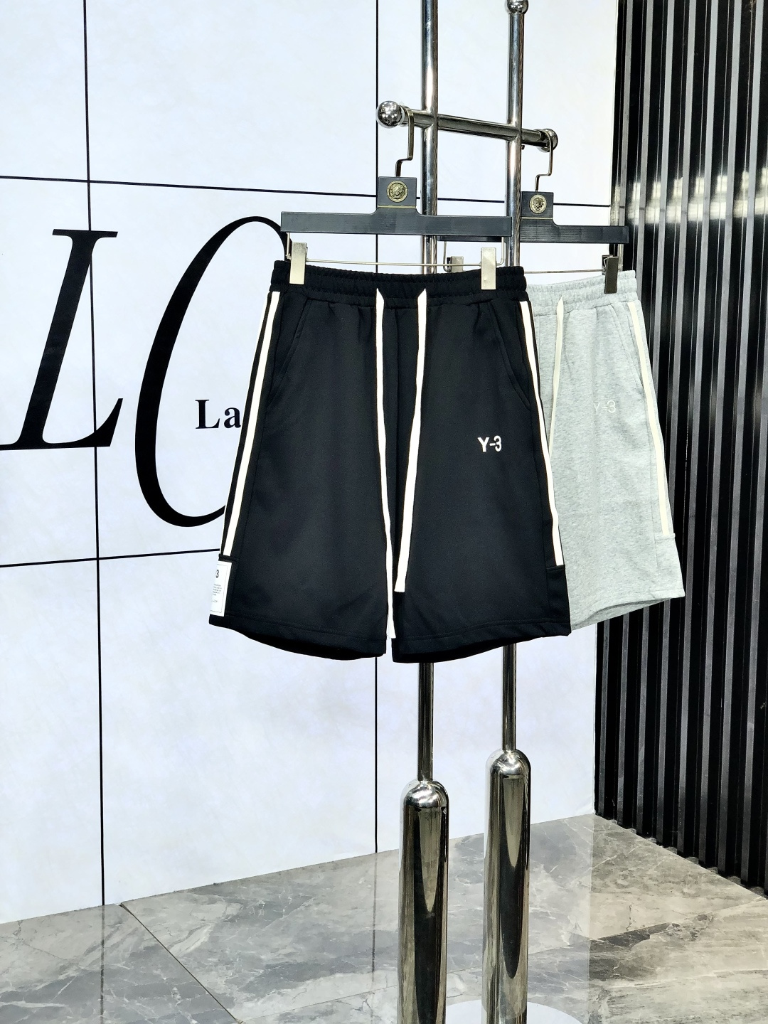 NO:131237,.Y3.25 spring and summer new elastic strap casual shorts, customized counter fabric, breathable and comfortable, impeccable details, brand element design concept, h reflects high quality.8 delicate and soft feel!  It is casually cut, with a great upper body style!  Count s-xxL.s wear 27.28, shorts, alexander wang19860909.Y3.25春夏新款松紧带休闲短裤,专柜定制面料 透气舒适度高,细节无可挑剔,品牌元素设计理念,h体现高品质.8手感细腻柔软！呈现休闲裁剪,上身版型超赞！码数s-xxL.s穿27.28,,shorts,alexander wang,Men's clothing