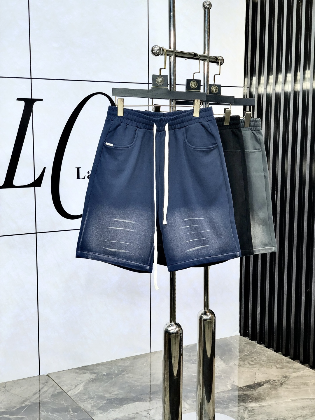 NO:131239,.Balenica. New spring and summer elastic strap casual shorts, customized counter fabric, breathable and comfortable, impeccable details, brand element design concept, h reflects high quality.8 delicate and soft feel!  It is casually cut, with a great upper body style!  Count s-xxL.s wear 27.28, balenciaga, shorts, alexander wang19860909.巴黎世家.25春夏新款松紧带休闲短裤,专柜定制面料 透气舒适度高,细节无可挑剔,品牌元素设计理念,h体现高品质.8手感细腻柔软！呈现休闲裁剪,上身版型超赞！码数s-xxL.s穿27.28,,balenciaga,shorts,alexander wang,Men's clothing