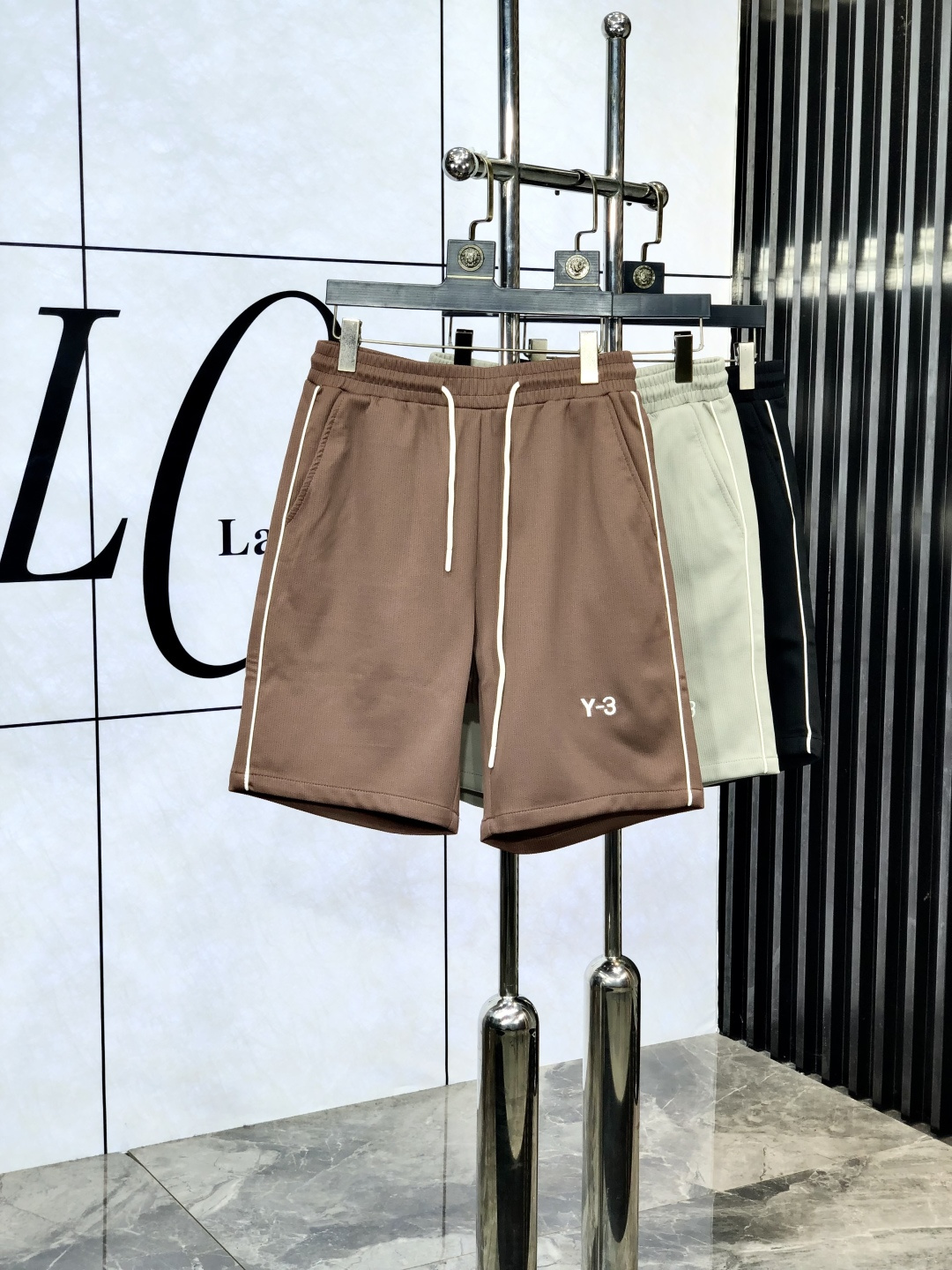 NO:131241,.Y3.25 spring and summer new elastic strap casual shorts, customized counter fabric, breathable and comfortable, impeccable details, brand element design concept, h reflects high quality.8 delicate and soft feel!  It is casually cut, with a great upper body style!  Count s-xxL.s wear 27.28, shorts, alexander wang19860909.Y3.25春夏新款松紧带休闲短裤,专柜定制面料 透气舒适度高,细节无可挑剔,品牌元素设计理念,h体现高品质.8手感细腻柔软！呈现休闲裁剪,上身版型超赞！码数s-xxL.s穿27.28,,shorts,alexander wang,Men's clothing