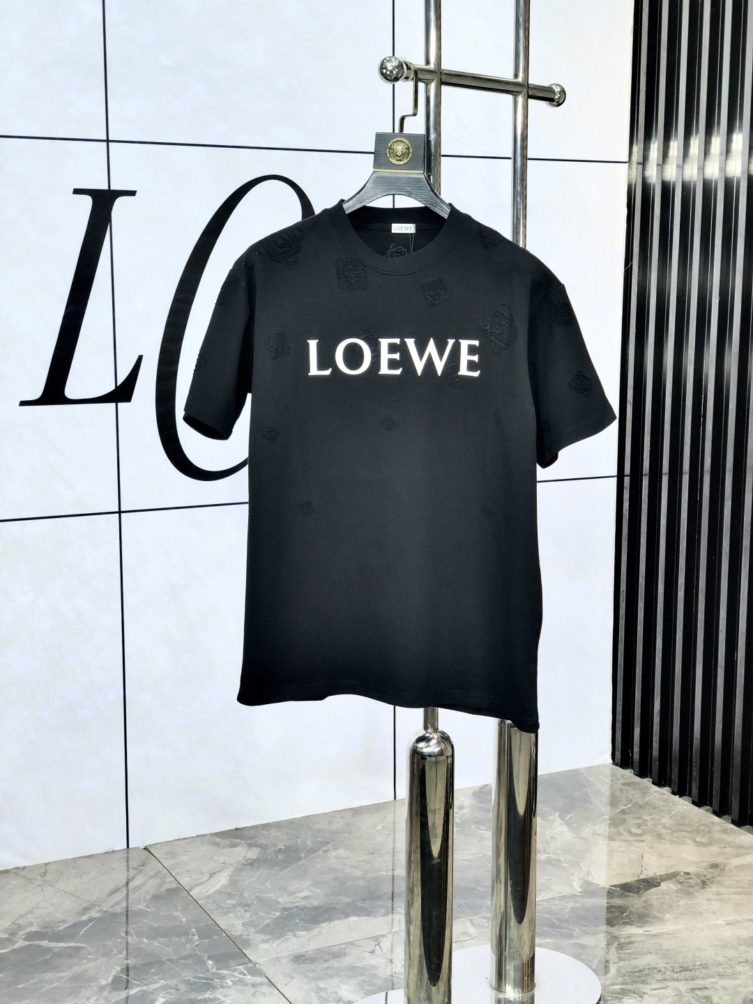 NO:138909,. Luo Yiwei. 2025 spring and summer new style letter logo round neck short-sleeved T-shirt, spring and summer casual outfit is essential, original pure cotton fabric. It is completely reflected in the high-end aesthetic workmanship, and the workmanship is more exquisite and atmospheric, with a strong three-dimensional feeling, which is very stunning, the fabric is soft and skin-friendly, and the upper body is a bit lazy and high-end feel. This washing T-T-T-T-T-T-T-T-T-T-T-T-T-T-T-T-T-T-T-T-T-T-T-T-T-T-T-T-T-T-T-T-T-T-T-T-T-T-T-T-T-T-T-T-T-T-T-T-T-T-T-T-T-T-T-T-T-T-T-T-T-T-T-T-T-T-T-T-T-T-T-T-T-T-T-T-T-T-T-T-T-T-T-T-T-T-T-T-T-T-T-T-T-T-T-T-T-T-T-T-T-T-T-T-T-T-T-T-T-T-T-T-T-T-T-T-T-T-T-T-T-T-T-T-T-T-T-T-T-T-T-T-T-T-T-T-T-T-T-T-T-T-T-T-T-T-T-T-T-T-T-T-T-T-T-T-T-T-T-T-T-T-T-T-T-T-T-T-T-T-T-T-T-T-T-T-T-T-T-T-T-T-T-T-T-T-T-T-T-T-T-T-T-T-T-T-T-T19860909.罗意威.2025春夏新款 字母logo圆领短袖t恤,春夏休闲穿搭必不可少,原版纯棉面料.完完全全体现在高级审美的做工上,做工更是精致大气,z立体感超强,非常惊艳,面料柔软亲肤,上身一丝丝慵懒又高级的feel,这款水洗t绝对是今年绝对的基础款之王,男女同款搭配穿出奢侈品高订的感觉.码数S-xxL.s穿175/130,,loewe,T-shirt,tees，t-shirt,alexander wang,Men's clothing