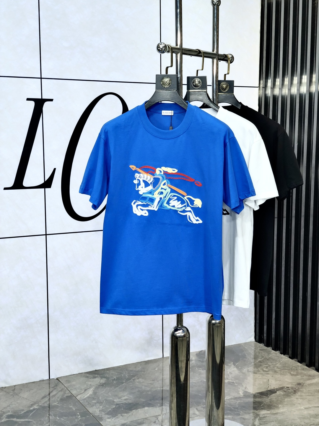 NO:138841,.Burberry. 2025 spring and summer new style letter logo round neck short-sleeved T-shirt, spring and summer casual outfit is essential, original pure cotton fabric. It is completely reflected in the high-end aesthetic workmanship, and the workmanship is more exquisite and atmospheric, with a strong three-dimensional feeling, which is very stunning, the fabric is soft and skin-friendly, and the upper body is a bit lazy and high-end feel. This washing T-T-T-T-T-T-T-T-T-T-T-T-T-T-T-T-T-T-T-T-T-T-T-T-T-T-T-T-T-T-T-T-T-T-T-T-T-T-T-T-T-T-T-T-T-T-T-T-T-T-T-T-T-T-T-T-T-T-T-T-T-T-T-T-T-T-T-T-T-T-T-T-T-T-T-T-T-T-T-T-T-T-T-T-T-T-T-T-T-T-T-T-T-T-T-T-T-T-T-T-T-T-T-T-T-T-T-T-T-T-T-T-T-T-T-T-T-T-T-T-T-T-T-T-T-T-T-T-T-T-T-T-T-T-T-T-T-T-T-T-T-T-T-T-T-T-T-T-T-T-T-T-T-T-T-T-T-T-T-T-T-T-T-T-T-T-T-T-T-T-T-T-T-T-T-T-T-T-T-T-T-T-T-T-T-T-T-T-T-T-T-T-T-T-T-T-T-T19860909.巴宝莉.2025春夏新款 字母logo圆领短袖t恤,春夏休闲穿搭必不可少,原版纯棉面料.完完全全体现在高级审美的做工上,做工更是精致大气,z立体感超强,非常惊艳,面料柔软亲肤,上身一丝丝慵懒又高级的feel,这款水洗t绝对是今年绝对的基础款之王,男女同款搭配穿出奢侈品高订的感觉.码数S-xxL.s穿175/130,,burberry,T-shirt,tees，t-shirt,alexander wang,Men's clothing