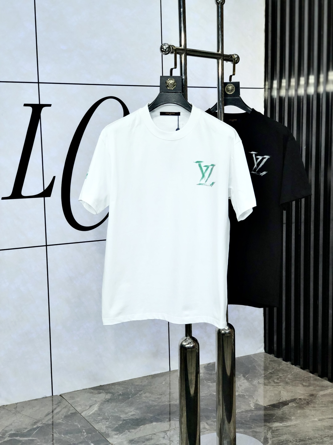 NO:138849,.LV. 2025 spring and summer new style letter logo round neck short-sleeved T-shirt, spring and summer casual outfit is essential, original pure cotton fabric. It is completely reflected in the high-end aesthetic workmanship, and the workmanship is more exquisite and atmospheric, with a strong three-dimensional feeling, which is very stunning, the fabric is soft and skin-friendly, and the upper body is a bit lazy and high-end feel. This washing T-T-T-T-T-T-T-T-T-T-T-T-T-T-T-T-T-T-T-T-T-T-T-T-T-T-T-T-T-T-T-T-T-T-T-T-T-T-T-T-T-T-T-T-T-T-T-T-T-T-T-T-T-T-T-T-T-T-T-T-T-T-T-T-T-T-T-T-T-T-T-T-T-T-T-T-T-T-T-T-T-T-T-T-T-T-T-T-T-T-T-T-T-T-T-T-T-T-T-T-T-T-T-T-T-T-T-T-T-T-T-T-T-T-T-T-T-T-T-T-T-T-T-T-T-T-T-T-T-T-T-T-T-T-T-T-T-T-T-T-T-T-T-T-T-T-T-T-T-T-T-T-T-T-T-T-T-T-T-T-T-T-T-T-T-T-T-T-T-T-T-T-T-T-T-T-T-T-T-T-T-T-T-T-T-T-T-T-T-T-T-T-T-T-T-T-T-T-19860909.LV.2025春夏新款 字母logo圆领短袖t恤,春夏休闲穿搭必不可少,原版纯棉面料.完完全全体现在高级审美的做工上,做工更是精致大气,z立体感超强,非常惊艳,面料柔软亲肤,上身一丝丝慵懒又高级的feel,这款水洗t绝对是今年绝对的基础款之王,男女同款搭配穿出奢侈品高订的感觉.码数S-xxL.s穿175/130,,louis vuitton,T-shirt,tees，t-shirt,alexander wang,Men's clothing