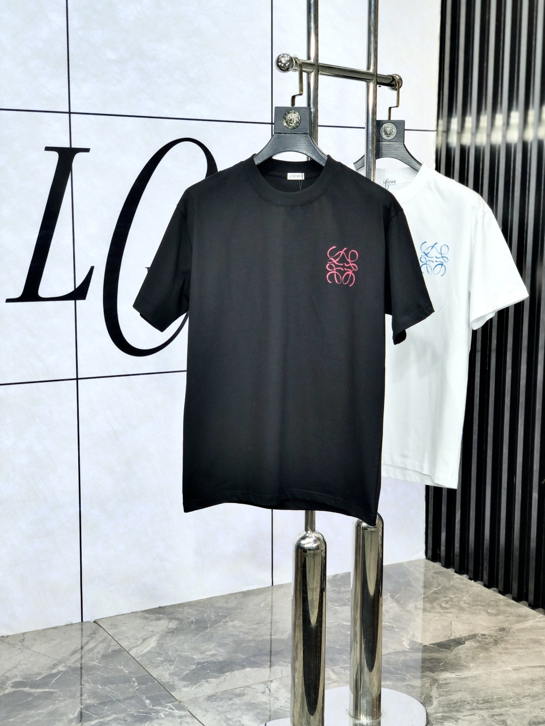 NO:138867,. Luo Yiwei. 2025 spring and summer new style letter logo round neck short-sleeved T-shirt, spring and summer casual outfit is essential, original pure cotton fabric. It is completely reflected in the high-end aesthetic workmanship, and the workmanship is more exquisite and atmospheric, with a strong three-dimensional feeling, which is very stunning, the fabric is soft and skin-friendly, and the upper body is a bit lazy and high-end feel. This washing T-T-T-T-T-T-T-T-T-T-T-T-T-T-T-T-T-T-T-T-T-T-T-T-T-T-T-T-T-T-T-T-T-T-T-T-T-T-T-T-T-T-T-T-T-T-T-T-T-T-T-T-T-T-T-T-T-T-T-T-T-T-T-T-T-T-T-T-T-T-T-T-T-T-T-T-T-T-T-T-T-T-T-T-T-T-T-T-T-T-T-T-T-T-T-T-T-T-T-T-T-T-T-T-T-T-T-T-T-T-T-T-T-T-T-T-T-T-T-T-T-T-T-T-T-T-T-T-T-T-T-T-T-T-T-T-T-T-T-T-T-T-T-T-T-T-T-T-T-T-T-T-T-T-T-T-T-T-T-T-T-T-T-T-T-T-T-T-T-T-T-T-T-T-T-T-T-T-T-T-T-T-T-T-T-T-T-T-T-T-T-T-T-T-T-T-T-T19860909.罗意威.2025春夏新款 字母logo圆领短袖t恤,春夏休闲穿搭必不可少,原版纯棉面料.完完全全体现在高级审美的做工上,做工更是精致大气,z立体感超强,非常惊艳,面料柔软亲肤,上身一丝丝慵懒又高级的feel,这款水洗t绝对是今年绝对的基础款之王,男女同款搭配穿出奢侈品高订的感觉.码数S-xxL.s穿175/130,,loewe,T-shirt,tees，t-shirt,alexander wang,Men's clothing