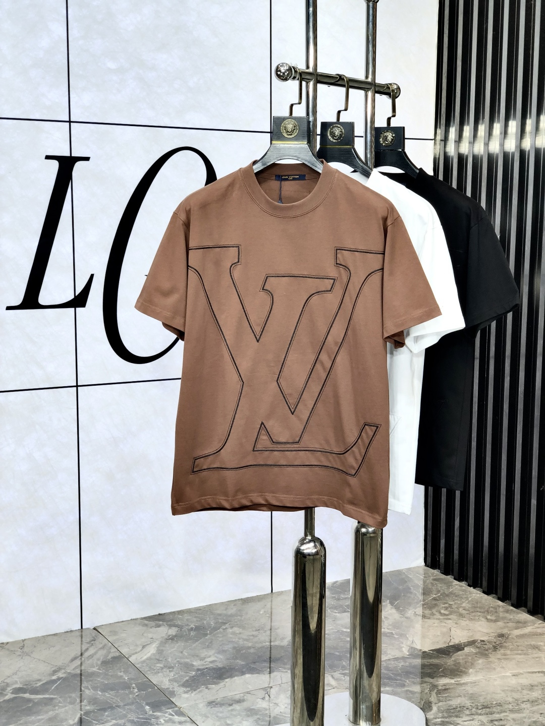 NO:138875,.Lv.2025 spring and summer new style letter logo round neck short-sleeved T-shirt, spring and summer casual outfit is essential, original pure cotton fabric. It is completely reflected in the high-end aesthetic workmanship, and the workmanship is more exquisite and atmospheric, with a strong three-dimensional feeling, which is very stunning, the fabric is soft and skin-friendly, and the upper body is a bit lazy and high-end feel. This washing T-t is definitely the absolute basic style of this year. The same style of men and women makes the feeling of luxury and high order. S-xxL.s wear 175/130,,louis vuitton, T-shirt,tees, t-shirt,alexander wang19860909.Lv.2025春夏新款 字母logo圆领短袖t恤,春夏休闲穿搭必不可少,原版纯棉面料.完完全全体现在高级审美的做工上,做工更是精致大气,z立体感超强,非常惊艳,面料柔软亲肤,上身一丝丝慵懒又高级的feel,这款水洗t绝对是今年绝对的基础款之王,男女同款搭配穿出奢侈品高订的感觉.码数S-xxL.s穿175/130,,louis vuitton,T-shirt,tees，t-shirt,alexander wang,Men's clothing
