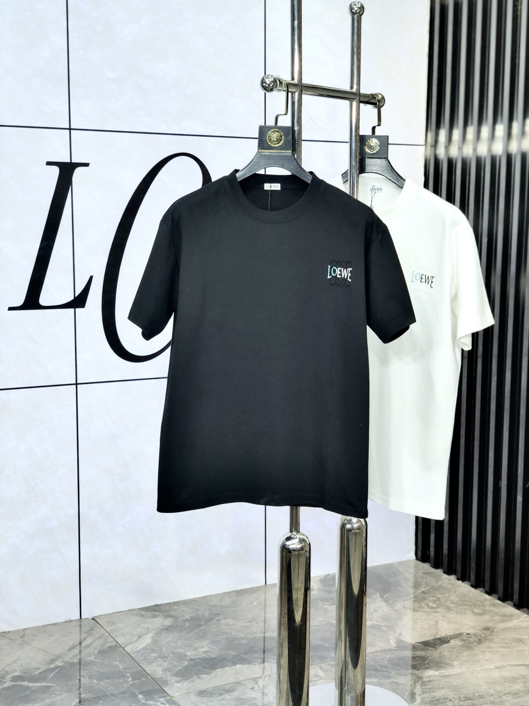 NO:138883,. Luo Yiwei. 2025 spring and summer new style letter logo round neck short-sleeved T-shirt, spring and summer casual outfit is essential, original pure cotton fabric. It is completely reflected in the high-end aesthetic workmanship, and the workmanship is more exquisite and atmospheric, with a strong three-dimensional feeling, which is very stunning, the fabric is soft and skin-friendly, and the upper body is a bit lazy and high-end feel. This washing T-T-T-T-T-T-T-T-T-T-T-T-T-T-T-T-T-T-T-T-T-T-T-T-T-T-T-T-T-T-T-T-T-T-T-T-T-T-T-T-T-T-T-T-T-T-T-T-T-T-T-T-T-T-T-T-T-T-T-T-T-T-T-T-T-T-T-T-T-T-T-T-T-T-T-T-T-T-T-T-T-T-T-T-T-T-T-T-T-T-T-T-T-T-T-T-T-T-T-T-T-T-T-T-T-T-T-T-T-T-T-T-T-T-T-T-T-T-T-T-T-T-T-T-T-T-T-T-T-T-T-T-T-T-T-T-T-T-T-T-T-T-T-T-T-T-T-T-T-T-T-T-T-T-T-T-T-T-T-T-T-T-T-T-T-T-T-T-T-T-T-T-T-T-T-T-T-T-T-T-T-T-T-T-T-T-T-T-T-T-T-T-T-T-T-T-T-T19860909.罗意威.2025春夏新款 字母logo圆领短袖t恤,春夏休闲穿搭必不可少,原版纯棉面料.完完全全体现在高级审美的做工上,做工更是精致大气,z立体感超强,非常惊艳,面料柔软亲肤,上身一丝丝慵懒又高级的feel,这款水洗t绝对是今年绝对的基础款之王,男女同款搭配穿出奢侈品高订的感觉.码数S-xxL.s穿175/130,,loewe,T-shirt,tees，t-shirt,alexander wang,Men's clothing