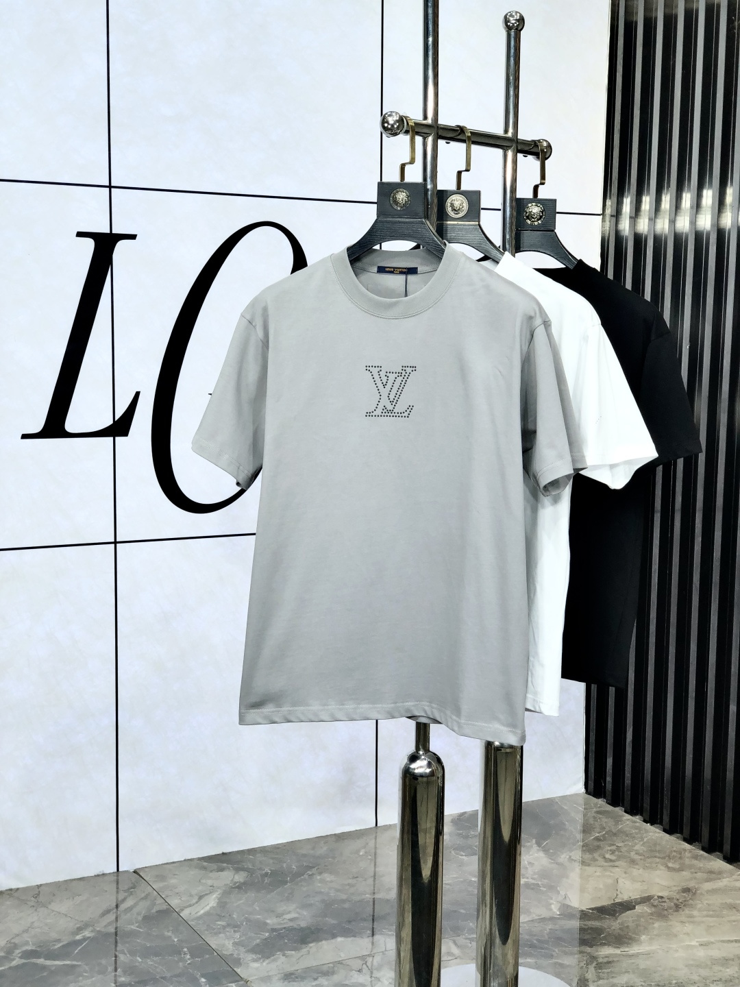 NO:138891,.Lv.2025 spring and summer new style letter logo round neck short-sleeved T-shirt, spring and summer casual outfit is essential, original pure cotton fabric. It is completely reflected in the high-end aesthetic workmanship, and the workmanship is more exquisite and atmospheric, with a strong three-dimensional feeling, which is very stunning, the fabric is soft and skin-friendly, and the upper body is a bit lazy and high-end feel. This washing T-t is definitely the absolute basic style of this year. The same style of men and women makes the feeling of luxury and high order. S-xxL.s wear 175/130,,louis vuitton, T-shirt,tees, t-shirt,alexander wang19860909.Lv.2025春夏新款 字母logo圆领短袖t恤,春夏休闲穿搭必不可少,原版纯棉面料.完完全全体现在高级审美的做工上,做工更是精致大气,z立体感超强,非常惊艳,面料柔软亲肤,上身一丝丝慵懒又高级的feel,这款水洗t绝对是今年绝对的基础款之王,男女同款搭配穿出奢侈品高订的感觉.码数S-xxL.s穿175/130,,louis vuitton,T-shirt,tees，t-shirt,alexander wang,Men's clothing