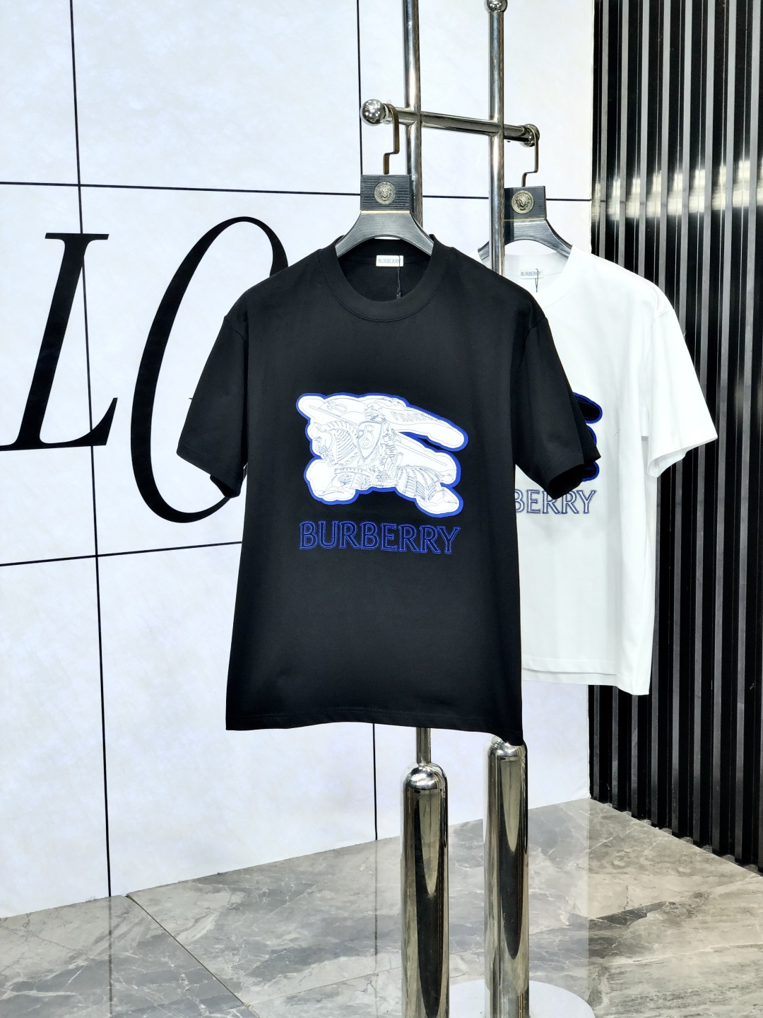 NO:138899,.Burberry. 2025 spring and summer new style letter logo round neck short-sleeved T-shirt, spring and summer casual outfit is essential, original pure cotton fabric. It is completely reflected in the high-end aesthetic workmanship, and the workmanship is more exquisite and atmospheric, with a strong three-dimensional feeling, which is very stunning, the fabric is soft and skin-friendly, and the upper body is a bit lazy and high-end feel. This washing T-T-T-T-T-T-T-T-T-T-T-T-T-T-T-T-T-T-T-T-T-T-T-T-T-T-T-T-T-T-T-T-T-T-T-T-T-T-T-T-T-T-T-T-T-T-T-T-T-T-T-T-T-T-T-T-T-T-T-T-T-T-T-T-T-T-T-T-T-T-T-T-T-T-T-T-T-T-T-T-T-T-T-T-T-T-T-T-T-T-T-T-T-T-T-T-T-T-T-T-T-T-T-T-T-T-T-T-T-T-T-T-T-T-T-T-T-T-T-T-T-T-T-T-T-T-T-T-T-T-T-T-T-T-T-T-T-T-T-T-T-T-T-T-T-T-T-T-T-T-T-T-T-T-T-T-T-T-T-T-T-T-T-T-T-T-T-T-T-T-T-T-T-T-T-T-T-T-T-T-T-T-T-T-T-T-T-T-T-T-T-T-T-T-T-T-T-T19860909.巴宝莉.2025春夏新款 字母logo圆领短袖t恤,春夏休闲穿搭必不可少,原版纯棉面料.完完全全体现在高级审美的做工上,做工更是精致大气,z立体感超强,非常惊艳,面料柔软亲肤,上身一丝丝慵懒又高级的feel,这款水洗t绝对是今年绝对的基础款之王,男女同款搭配穿出奢侈品高订的感觉.码数S-xxL.s穿175/130,,burberry,T-shirt,tees，t-shirt,alexander wang,Men's clothing