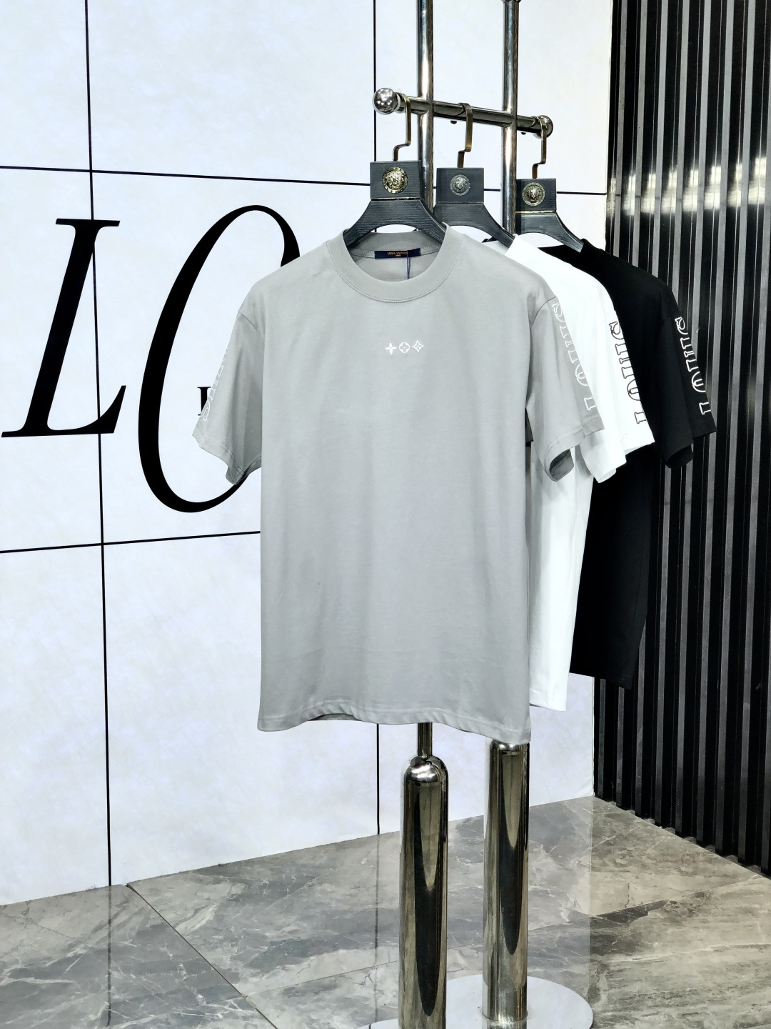 NO:138907,.LV. 2025 spring and summer new style letter logo round neck short-sleeved T-shirt, spring and summer casual outfit is essential, original pure cotton fabric. It is completely reflected in the high-end aesthetic workmanship, and the workmanship is more exquisite and atmospheric, with a strong three-dimensional feeling, which is very stunning, the fabric is soft and skin-friendly, and the upper body is a bit lazy and high-end feel. This washing T-T-T-T-T-T-T-T-T-T-T-T-T-T-T-T-T-T-T-T-T-T-T-T-T-T-T-T-T-T-T-T-T-T-T-T-T-T-T-T-T-T-T-T-T-T-T-T-T-T-T-T-T-T-T-T-T-T-T-T-T-T-T-T-T-T-T-T-T-T-T-T-T-T-T-T-T-T-T-T-T-T-T-T-T-T-T-T-T-T-T-T-T-T-T-T-T-T-T-T-T-T-T-T-T-T-T-T-T-T-T-T-T-T-T-T-T-T-T-T-T-T-T-T-T-T-T-T-T-T-T-T-T-T-T-T-T-T-T-T-T-T-T-T-T-T-T-T-T-T-T-T-T-T-T-T-T-T-T-T-T-T-T-T-T-T-T-T-T-T-T-T-T-T-T-T-T-T-T-T-T-T-T-T-T-T-T-T-T-T-T-T-T-T-T-T-T-T-19860909.LV.2025春夏新款 字母logo圆领短袖t恤,春夏休闲穿搭必不可少,原版纯棉面料.完完全全体现在高级审美的做工上,做工更是精致大气,z立体感超强,非常惊艳,面料柔软亲肤,上身一丝丝慵懒又高级的feel,这款水洗t绝对是今年绝对的基础款之王,男女同款搭配穿出奢侈品高订的感觉.码数S-xxL.s穿175/130,,louis vuitton,T-shirt,tees，t-shirt,alexander wang,Men's clothing