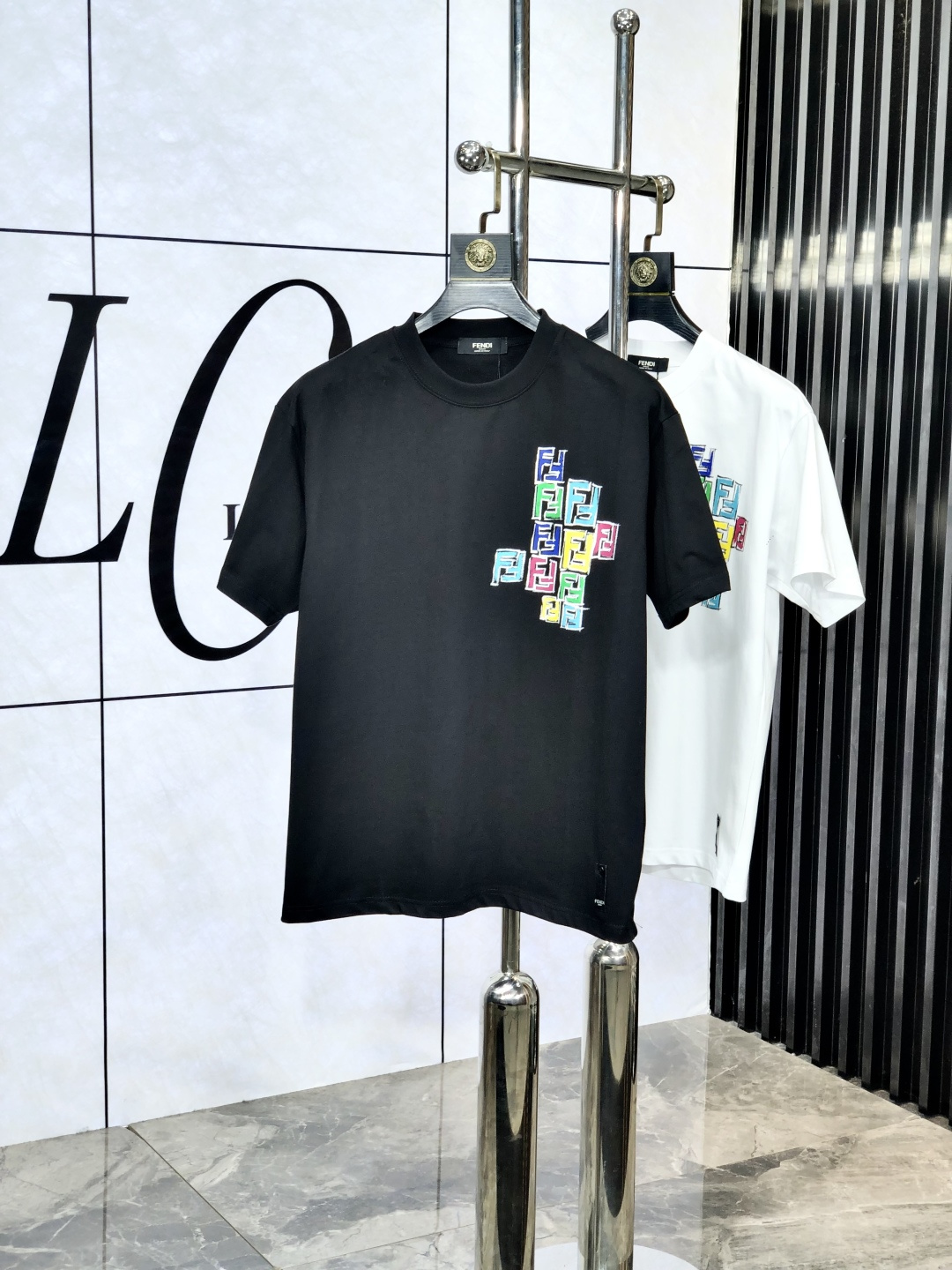 NO:138856,.Fendi. 2025 spring and summer new style letter logo round neck short-sleeved T-shirt, spring and summer casual outfit is essential, original pure cotton fabric. It is completely reflected in the high-end aesthetic workmanship, and the workmanship is more exquisite and atmospheric, with a strong three-dimensional feeling, which is very stunning, the fabric is soft and skin-friendly, and the upper body is a bit lazy and high-end feel. This washing T-T-T-T-T-T-T-T-T-T-T-T-T-T-T-T-T-T-T-T-T-T-T-T-T-T-T-T-T-T-T-T-T-T-T-T-T-T-T-T-T-T-T-T-T-T-T-T-T-T-T-T-T-T-T-T-T-T-T-T-T-T-T-T-T-T-T-T-T-T-T-T-T-T-T-T-T-T-T-T-T-T-T-T-T-T-T-T-T-T-T-T-T-T-T-T-T-T-T-T-T-T-T-T-T-T-T-T-T-T-T-T-T-T-T-T-T-T-T-T-T-T-T-T-T-T-T-T-T-T-T-T-T-T-T-T-T-T-T-T-T-T-T-T-T-T-T-T-T-T-T-T-T-T-T-T-T-T-T-T-T-T-T-T-T-T-T-T-T-T-T-T-T-T-T-T-T-T-T-T-T-T-T-T-T-T-T-T-T-T-T-T-T-T-T-T-T-T19860909.芬迪.2025春夏新款 字母logo圆领短袖t恤,春夏休闲穿搭必不可少,原版纯棉面料.完完全全体现在高级审美的做工上,做工更是精致大气,z立体感超强,非常惊艳,面料柔软亲肤,上身一丝丝慵懒又高级的feel,这款水洗t绝对是今年绝对的基础款之王,男女同款搭配穿出奢侈品高订的感觉.码数S-xxL.s穿175/130,,fendi,T-shirt,tees，t-shirt,alexander wang,Men's clothing