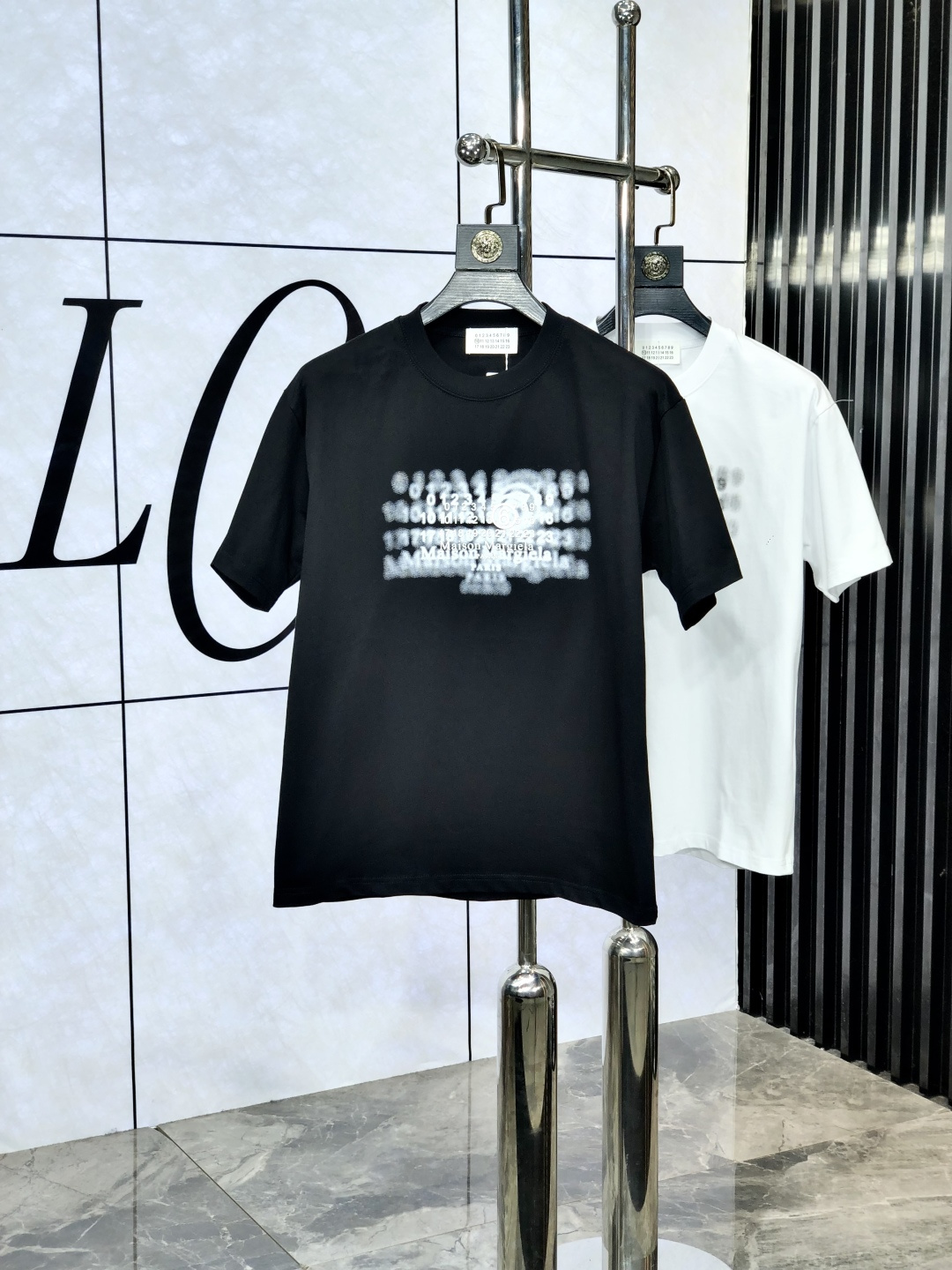 NO:138865,.Magila. 2025 spring and summer new style letter logo round neck short-sleeved T-shirt, spring and summer casual outfit is essential, original pure cotton fabric. It is completely reflected in the high-end aesthetic workmanship, and the workmanship is more exquisite and atmospheric, with a strong three-dimensional feeling, which is very stunning, the fabric is soft and skin-friendly, and the upper body is a bit lazy and high-end feel. This wash T-T-T-T-T-T-T-T-T-T-T-T-T-T-T-T-T-T-T-T-T-T-T-T-T-T-T-T-T-T-T-T-T-T-T-T-T-T-T-T-T-T-T-T-T-T-T-T-T-T-T-T-T-T-T-T-T-T-T-T-T-T-T-T-T-T-T-T-T-T-T-T-T-T-T-T-T-T-T-T-T-T-T-T-T-T-T-T-T-T-T-T-T-T-T-T-T-T-T-T-T-T-T-T-T-T-T-T-T-T-T-T-T-T-T-T-T-T-T-T-T-T-T-T-T-T-T-T-T-T-T-T-T-T-T-T-T-T-T-T-T-T-T-T-T-T-T-T-T-T-T-T-T-T-T-T-T-T-T-T-T-T-T-T-T-T-T-T-T-T-T-T-T-T-T-T-T-T-T-T-T-T-T-T-T-T-T-T-T-T-T-T-T-T-T-T-T-T19860909.马吉拉.2025春夏新款 字母logo圆领短袖t恤,春夏休闲穿搭必不可少,原版纯棉面料.完完全全体现在高级审美的做工上,做工更是精致大气,z立体感超强,非常惊艳,面料柔软亲肤,上身一丝丝慵懒又高级的feel,这款水洗t绝对是今年绝对的基础款之王,男女同款搭配穿出奢侈品高订的感觉.码数S-xxL.s穿175/130,,masion margiela,T-shirt,tees，t-shirt,alexander wang,Men's clothing