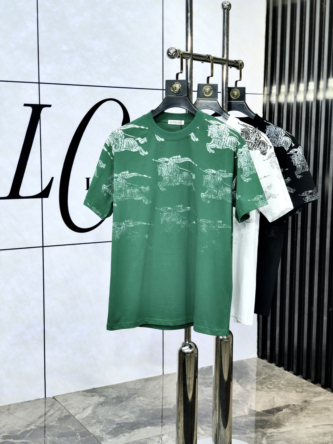 NO:138874,.Burberry. 2025 spring and summer new style letter logo round neck short-sleeved T-shirt, spring and summer casual outfit is essential, original pure cotton fabric. It is completely reflected in the high-end aesthetic workmanship, and the workmanship is more exquisite and atmospheric, with a strong three-dimensional feeling, which is very stunning, the fabric is soft and skin-friendly, and the upper body is a bit lazy and high-end feel. This washing T-T-T-T-T-T-T-T-T-T-T-T-T-T-T-T-T-T-T-T-T-T-T-T-T-T-T-T-T-T-T-T-T-T-T-T-T-T-T-T-T-T-T-T-T-T-T-T-T-T-T-T-T-T-T-T-T-T-T-T-T-T-T-T-T-T-T-T-T-T-T-T-T-T-T-T-T-T-T-T-T-T-T-T-T-T-T-T-T-T-T-T-T-T-T-T-T-T-T-T-T-T-T-T-T-T-T-T-T-T-T-T-T-T-T-T-T-T-T-T-T-T-T-T-T-T-T-T-T-T-T-T-T-T-T-T-T-T-T-T-T-T-T-T-T-T-T-T-T-T-T-T-T-T-T-T-T-T-T-T-T-T-T-T-T-T-T-T-T-T-T-T-T-T-T-T-T-T-T-T-T-T-T-T-T-T-T-T-T-T-T-T-T-T-T-T-T-T19860909.巴宝莉.2025春夏新款 字母logo圆领短袖t恤,春夏休闲穿搭必不可少,原版纯棉面料.完完全全体现在高级审美的做工上,做工更是精致大气,z立体感超强,非常惊艳,面料柔软亲肤,上身一丝丝慵懒又高级的feel,这款水洗t绝对是今年绝对的基础款之王,男女同款搭配穿出奢侈品高订的感觉.码数S-xxL.s穿175/130,,burberry,T-shirt,tees，t-shirt,alexander wang,Men's clothing