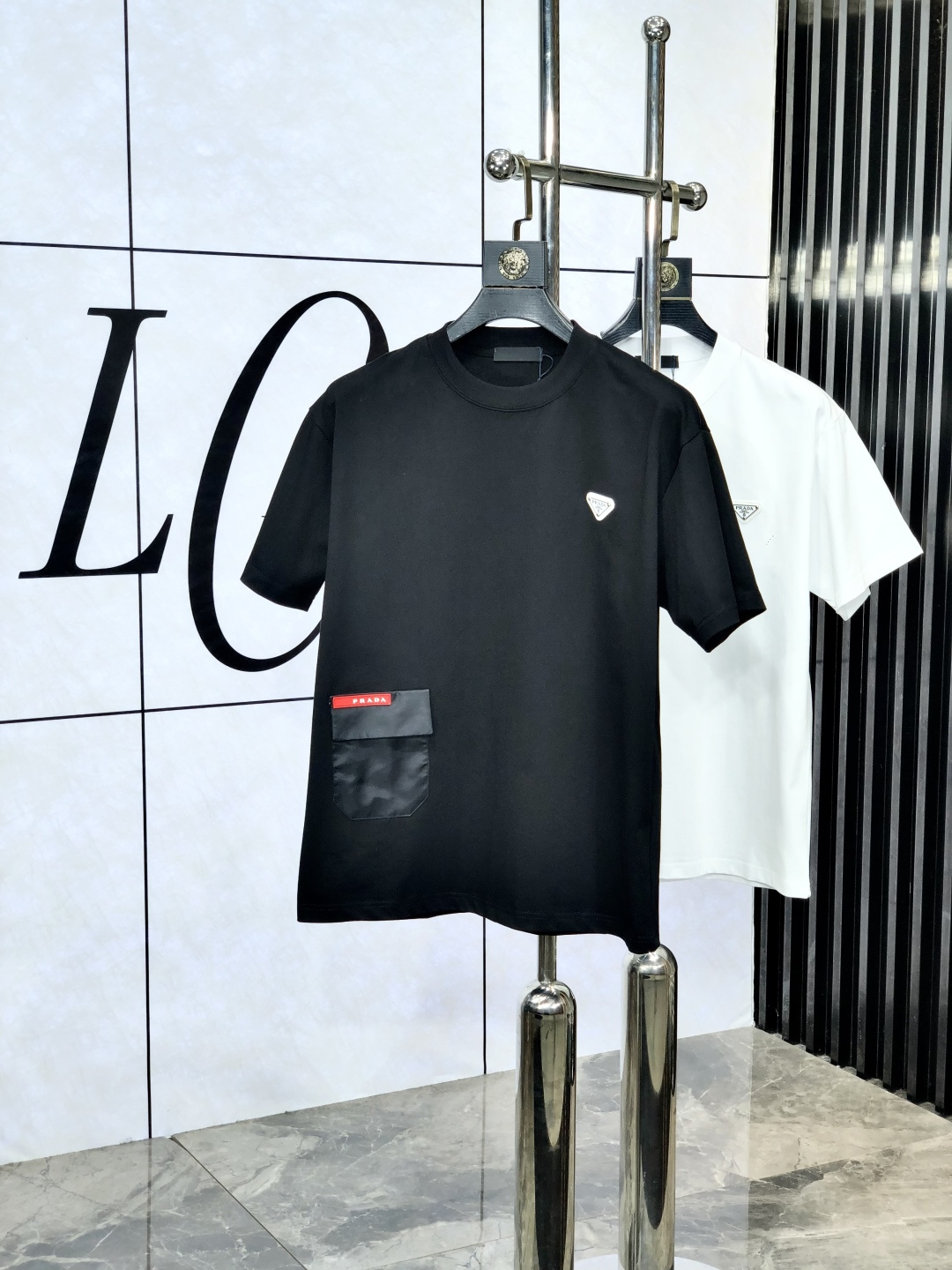 NO:138882,.Prada. 2025 spring and summer new style letter logo round neck short-sleeved T-shirt, spring and summer casual outfit is essential, original pure cotton fabric. It is completely reflected in the high-end aesthetic workmanship, and the workmanship is more exquisite and atmospheric, with a strong three-dimensional feeling, which is very stunning, the fabric is soft and skin-friendly, and the upper body is a bit lazy and high-end feel. This washing T-T-T-T-T-T-T-T-T-T-T-T-T-T-T-T-T-T-T-T-T-T-T-T-T-T-T-T-T-T-T-T-T-T-T-T-T-T-T-T-T-T-T-T-T-T-T-T-T-T-T-T-T-T-T-T-T-T-T-T-T-T-T-T-T-T-T-T-T-T-T-T-T-T-T-T-T-T-T-T-T-T-T-T-T-T-T-T-T-T-T-T-T-T-T-T-T-T-T-T-T-T-T-T-T-T-T-T-T-T-T-T-T-T-T-T-T-T-T-T-T-T-T-T-T-T-T-T-T-T-T-T-T-T-T-T-T-T-T-T-T-T-T-T-T-T-T-T-T-T-T-T-T-T-T-T-T-T-T-T-T-T-T-T-T-T-T-T-T-T-T-T-T-T-T-T-T-T-T-T-T-T-T-T-T-T-T-T-T-T-T-T-T-T-T-T-T-T19860909.普拉达.2025春夏新款 字母logo圆领短袖t恤,春夏休闲穿搭必不可少,原版纯棉面料.完完全全体现在高级审美的做工上,做工更是精致大气,z立体感超强,非常惊艳,面料柔软亲肤,上身一丝丝慵懒又高级的feel,这款水洗t绝对是今年绝对的基础款之王,男女同款搭配穿出奢侈品高订的感觉.码数S-xxL.s穿175/130,,prada,T-shirt,tees，t-shirt,alexander wang,Men's clothing