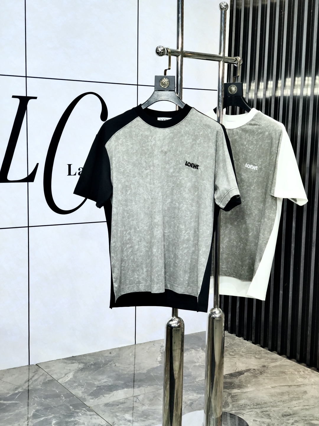 NO:454354,.Luo Yiwei. 2025 spring and summer new product, fashionable round neck short sleeve high-end custom versatile style!  More practical, anyone can easily control it. It is made of modal spandex fabric, luxurious and classic brand logo design, h is very high-end and must-have if you understand the goods!  The style is a slim fit style, very exquisite, 6 shows aura, and highlights the exquisiteness of men. This is the unique feature, the right slim fit, and the upper body effect is very good. Size M-3XL m wears 175/130, loewe, T-shirt, alexander wang19860909.罗意威.2025春夏新品时尚圆领短袖高级定制百搭款式！更有实用感 任何人都可以轻松驾驭 采用莫代尔氨纶面料制作,奢华经典品牌logo设计,h非常显档次懂货的必须入！版型剪裁属于修身款 非常精致,6显气场,又会凸显男士的精致,这就是独到之处,恰到好处的修身,上身效果非常赞.尺码M-3XL m穿175/130,,loewe,T-shirt,alexander wang,Men's clothing