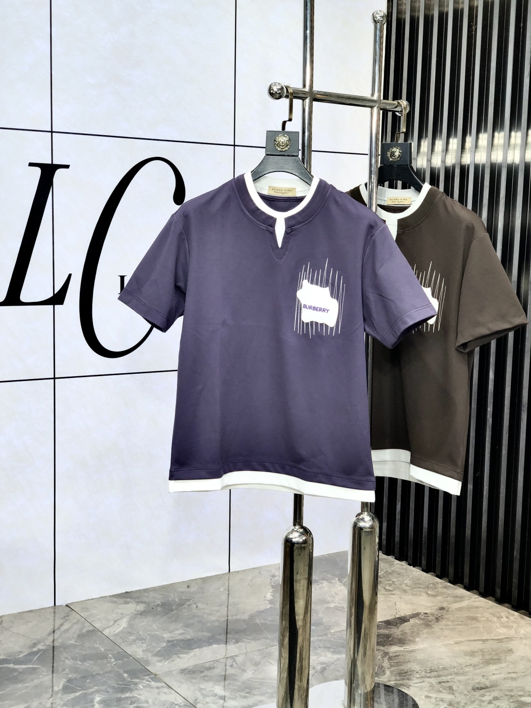 NO:454308,.Burberry.2025 spring and summer new product, fashionable round neck short sleeve high-end custom versatile style!  More practical, anyone can easily control it. It is made of modal spandex fabric, luxurious and classic brand logo design, h is very high-end and must-have if you understand the goods!  The style is a slim fit style, very exquisite, 6 shows aura, and highlights the exquisiteness of men. This is the unique feature, the right slim fit, and the upper body effect is very good. Size M-3XL m wears 175/130, burberry, T-shirt, alexander wang19860909.巴宝莉.2025春夏新品时尚圆领短袖高级定制百搭款式！更有实用感 任何人都可以轻松驾驭 采用莫代尔氨纶面料制作,奢华经典品牌logo设计,h非常显档次懂货的必须入！版型剪裁属于修身款 非常精致,6显气场,又会凸显男士的精致,这就是独到之处,恰到好处的修身,上身效果非常赞.尺码M-3XL m穿175/130,,burberry,T-shirt,alexander wang,Men's clothing