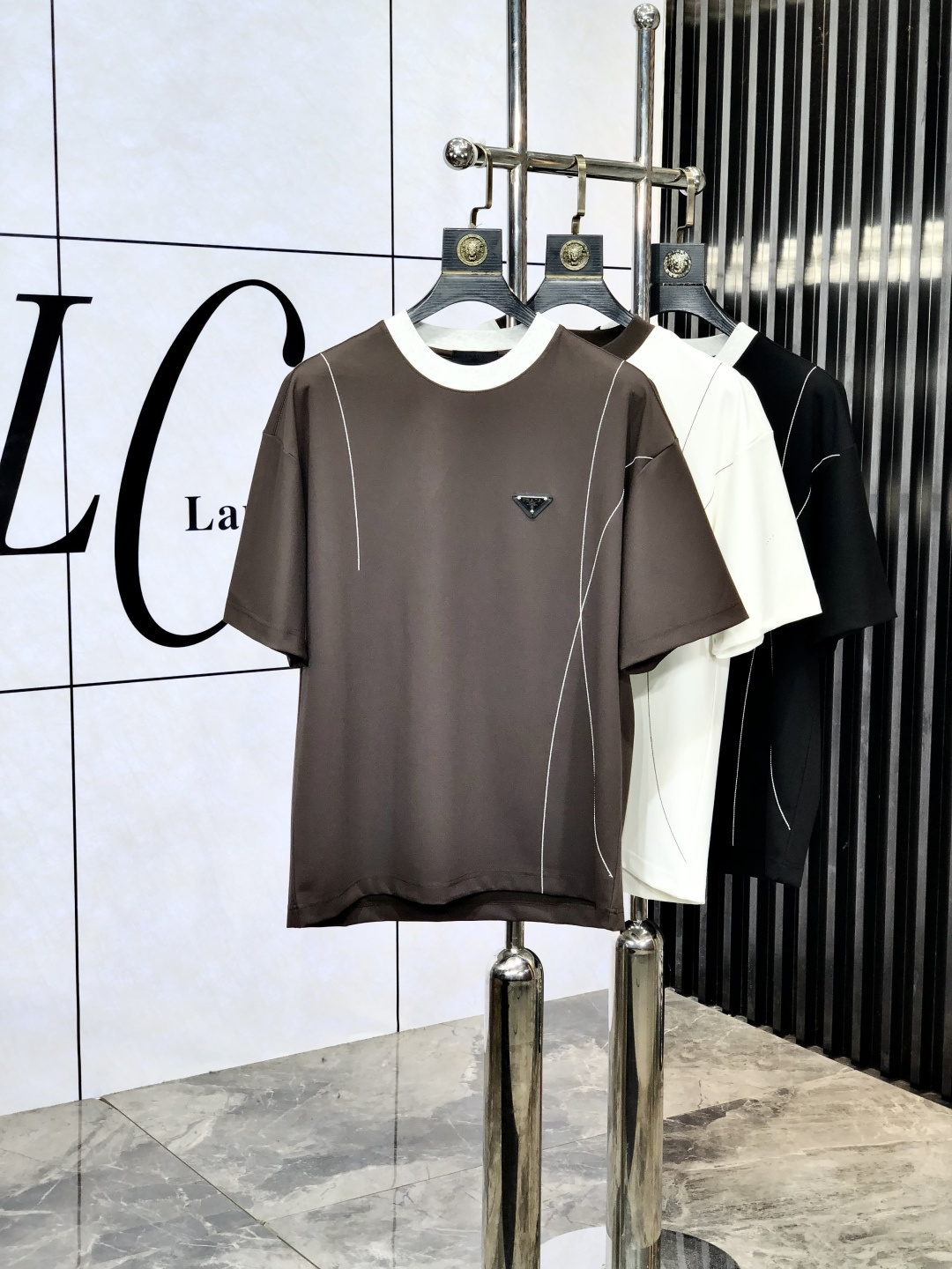 NO:454314,.Prada. 2025 spring and summer new product, fashionable round neck short sleeve high-end custom versatile style!  More practical, anyone can easily control it. It is made of modal spandex fabric, luxurious and classic brand logo design, h is very high-end and must-have if you understand the goods!  The style is a slim fit style, very exquisite, 6 shows aura, and highlights the exquisiteness of men. This is the unique feature, the right slim fit, and the upper body effect is very good. Size M-3XL m wears 175/130, prada, T-shirt, alexander wang19860909.普拉达.2025春夏新品时尚圆领短袖高级定制百搭款式！更有实用感 任何人都可以轻松驾驭 采用莫代尔氨纶面料制作,奢华经典品牌logo设计,h非常显档次懂货的必须入！版型剪裁属于修身款 非常精致,6显气场,又会凸显男士的精致,这就是独到之处,恰到好处的修身,上身效果非常赞.尺码M-3XL m穿175/130,,prada,T-shirt,alexander wang,Men's clothing