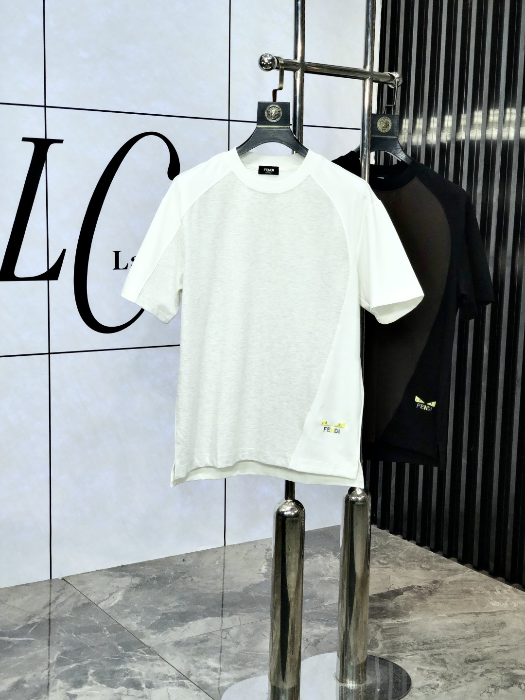 NO:454320,.Fendi. 2025 spring and summer new product fashionable round neck short sleeve high-end custom versatile style!  More practical, anyone can easily control it. It is made of modal spandex fabric, luxurious and classic brand logo design, h is very high-end and must-have if you understand the goods!  The style is a slim fit style, very exquisite, 6 shows aura, and highlights the exquisiteness of men. This is the unique feature, the right slim fit, and the upper body effect is very good. Size M-3XL m wears 175/130, fendi, T-shirt, alexander wang19860909.芬迪.2025春夏新品时尚圆领短袖高级定制百搭款式！更有实用感 任何人都可以轻松驾驭 采用莫代尔氨纶面料制作,奢华经典品牌logo设计,h非常显档次懂货的必须入！版型剪裁属于修身款 非常精致,6显气场,又会凸显男士的精致,这就是独到之处,恰到好处的修身,上身效果非常赞.尺码M-3XL m穿175/130,,fendi,T-shirt,alexander wang,Men's clothing