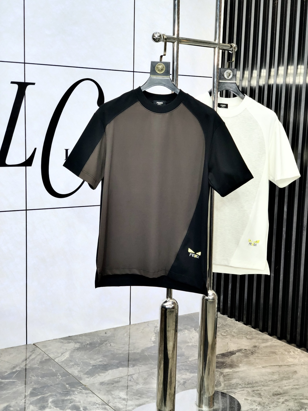 NO:550137,.Fendi. 2025 spring and summer new product fashionable round neck short sleeve high-end custom versatile style!  More practical, anyone can easily control it. It is made of modal spandex fabric, luxurious and classic brand logo design, h is very high-end and must-have if you understand the goods!  The style is a slim fit style, very exquisite, 6 shows aura, and highlights the exquisiteness of men. This is the unique feature, the right slim fit, and the upper body effect is very good. Size M-3XL m wears 175/130, fendi, T-shirt, alexander wang19860909.芬迪.2025春夏新品时尚圆领短袖高级定制百搭款式！更有实用感 任何人都可以轻松驾驭 采用莫代尔氨纶面料制作,奢华经典品牌logo设计,h非常显档次懂货的必须入！版型剪裁属于修身款 非常精致,6显气场,又会凸显男士的精致,这就是独到之处,恰到好处的修身,上身效果非常赞.尺码M-3XL m穿175/130,,fendi,T-shirt,alexander wang,Men's clothing