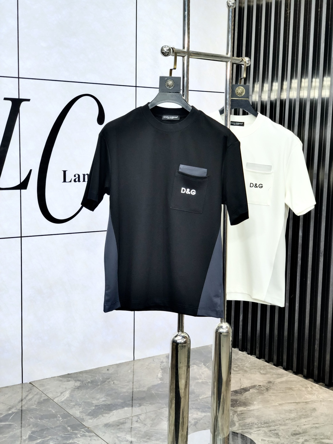 NO:454326,.D&G.2025 spring and summer new product fashionable round neck short sleeve high-end custom versatile style!  More practical, anyone can easily control it. It is made of modal spandex fabric, luxurious and classic brand logo design, h is very high-end and must-have if you understand the goods!  The style is a slim fit style, very exquisite, 6 shows aura, and highlights the exquisiteness of men. This is the unique feature, just right slim fit, and the upper body effect is very good. Size M-3XL m wears 175/130, Dolce & Gabbana, T-shirt, alexander wang19860909.D&G.2025春夏新品时尚圆领短袖高级定制百搭款式！更有实用感 任何人都可以轻松驾驭 采用莫代尔氨纶面料制作,奢华经典品牌logo设计,h非常显档次懂货的必须入！版型剪裁属于修身款 非常精致,6显气场,又会凸显男士的精致,这就是独到之处,恰到好处的修身,上身效果非常赞.尺码M-3XL m穿175/130,,Dolce&Gabbana,T-shirt,alexander wang,Men's clothing