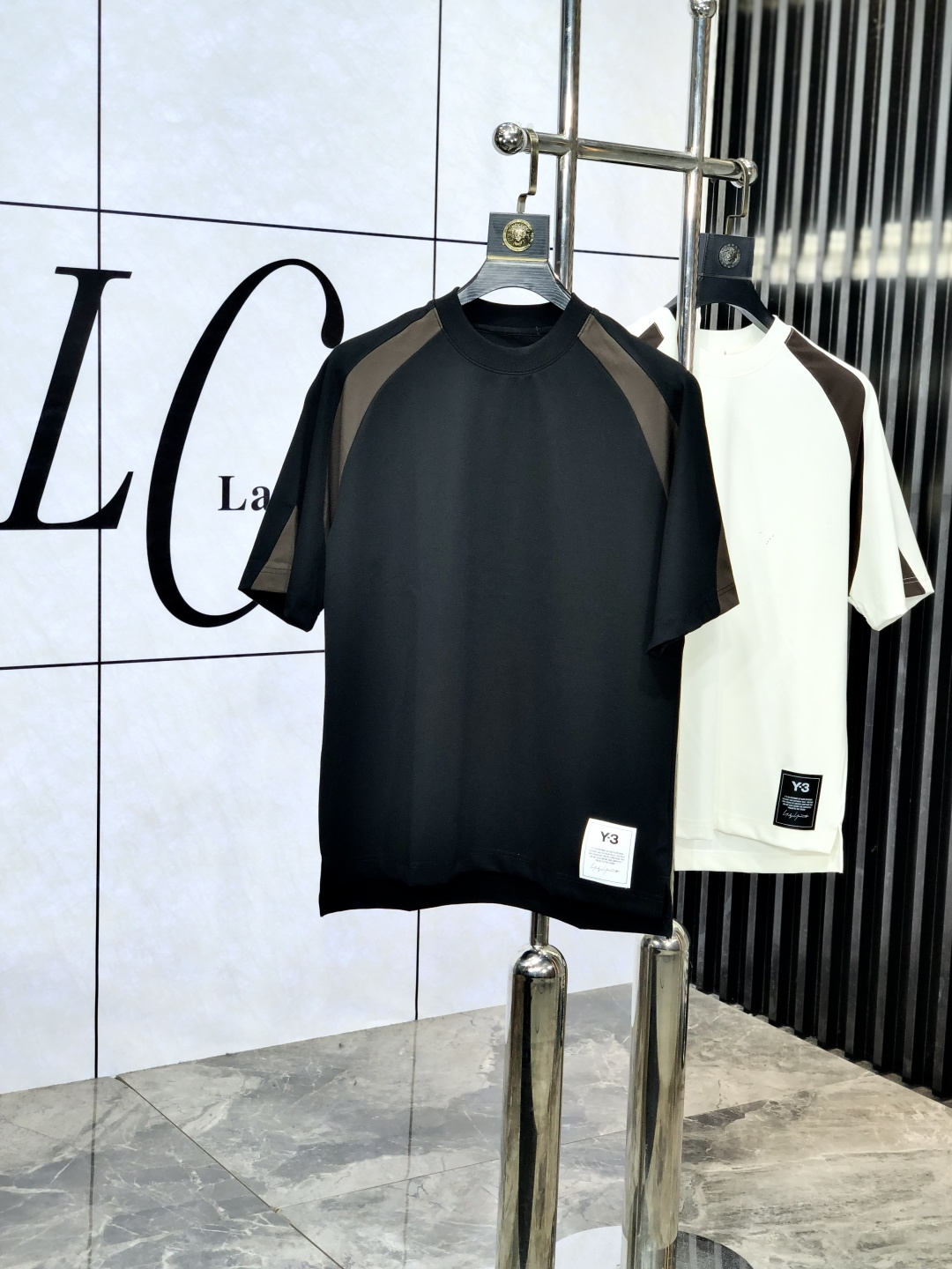 NO:454331,.Y3.2025 spring and summer new product fashionable round neck short sleeve high-end custom versatile style!  More practical, anyone can easily control it. It is made of modal spandex fabric, luxurious and classic brand logo design, h is very high-end and must-have if you understand the goods!  The style is a slim fit style, very exquisite, 6 shows aura, and highlights the exquisiteness of men. This is the unique feature, the right slim fit, and the upper body effect is very good. Size M-3XL m wears 175/130, T-shirt, alexander wang19860909.Y3.2025春夏新品时尚圆领短袖高级定制百搭款式！更有实用感 任何人都可以轻松驾驭 采用莫代尔氨纶面料制作,奢华经典品牌logo设计,h非常显档次懂货的必须入！版型剪裁属于修身款 非常精致,6显气场,又会凸显男士的精致,这就是独到之处,恰到好处的修身,上身效果非常赞.尺码M-3XL m穿175/130,,T-shirt,alexander wang,Men's clothing