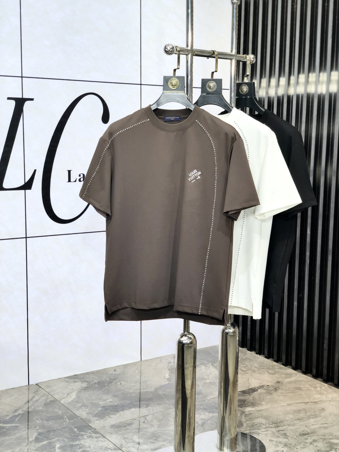 NO:454336,.LV.2025 spring and summer new product fashionable round neck short sleeve high-end custom versatile style!  More practical, anyone can easily control it. It is made of modal spandex fabric, luxurious and classic brand logo design, h is very high-end and must-have if you understand the goods!  The style is a slim fit style, very exquisite, 6 shows aura, and highlights the exquisiteness of men. This is the unique feature, the right slim fit, and the upper body effect is very good. Size M-3XL m wears 175/130, louis vuitton, T-shirt, alexander wang19860909.LV.2025春夏新品时尚圆领短袖高级定制百搭款式！更有实用感 任何人都可以轻松驾驭 采用莫代尔氨纶面料制作,奢华经典品牌logo设计,h非常显档次懂货的必须入！版型剪裁属于修身款 非常精致,6显气场,又会凸显男士的精致,这就是独到之处,恰到好处的修身,上身效果非常赞.尺码M-3XL m穿175/130,,louis vuitton,T-shirt,alexander wang,Men's clothing