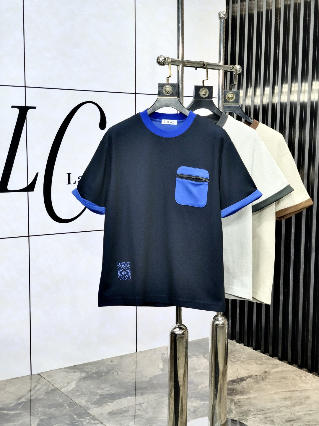 NO:550150,.Luo Yiwei. 2025 spring and summer new product, fashionable round neck short sleeve high-end custom versatile style!  More practical, anyone can easily control it. It is made of modal spandex fabric, luxurious and classic brand logo design, h is very high-end and must-have if you understand the goods!  The style is a slim fit style, very exquisite, 6 shows aura, and highlights the exquisiteness of men. This is the unique feature, the right slim fit, and the upper body effect is very good. Size M-3XL m wears 175/130, loewe, T-shirt, alexander wang19860909.罗意威.2025春夏新品时尚圆领短袖高级定制百搭款式！更有实用感 任何人都可以轻松驾驭 采用莫代尔氨纶面料制作,奢华经典品牌logo设计,h非常显档次懂货的必须入！版型剪裁属于修身款 非常精致,6显气场,又会凸显男士的精致,这就是独到之处,恰到好处的修身,上身效果非常赞.尺码M-3XL m穿175/130,,loewe,T-shirt,alexander wang,Men's clothing