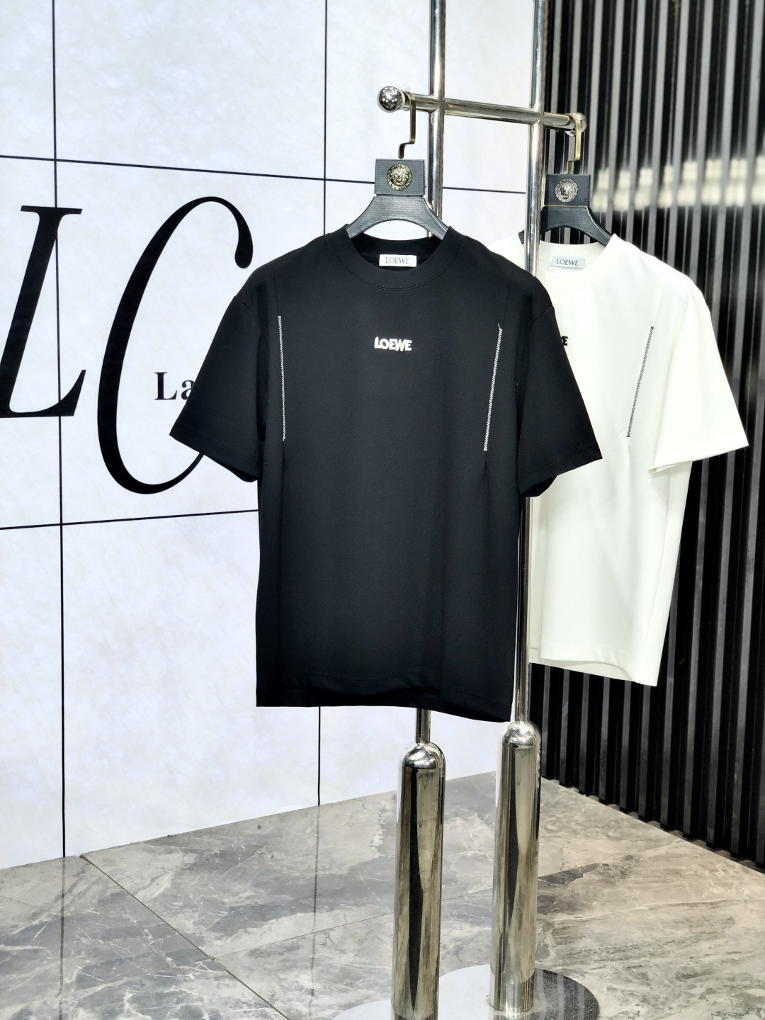 NO:454341,.Luo Yiwei. 2025 spring and summer new product, fashionable round neck short sleeve high-end custom versatile style!  More practical, anyone can easily control it. It is made of modal spandex fabric, luxurious and classic brand logo design, h is very high-end and must-have if you understand the goods!  The style is a slim fit style, very exquisite, 6 shows aura, and highlights the exquisiteness of men. This is the unique feature, the right slim fit, and the upper body effect is very good. Size M-3XL m wears 175/130, loewe, T-shirt, alexander wang19860909.罗意威.2025春夏新品时尚圆领短袖高级定制百搭款式！更有实用感 任何人都可以轻松驾驭 采用莫代尔氨纶面料制作,奢华经典品牌logo设计,h非常显档次懂货的必须入！版型剪裁属于修身款 非常精致,6显气场,又会凸显男士的精致,这就是独到之处,恰到好处的修身,上身效果非常赞.尺码M-3XL m穿175/130,,loewe,T-shirt,alexander wang,Men's clothing