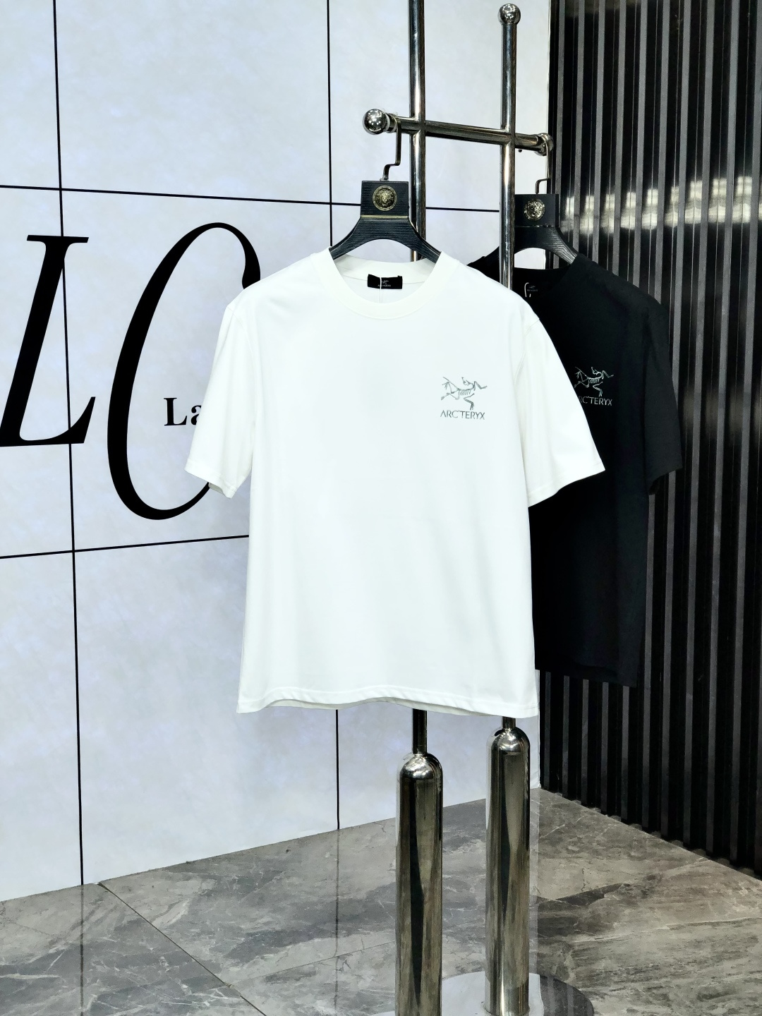 NO:141160,.Architecture Bird. 2025 spring and summer new product, fashionable round neck short sleeve high-end custom versatile style!  More practical, anyone can easily control it. It is made of European cotton pure cotton fabric, luxurious and classic brand logo design, w is very high-end and must-have if you understand the goods!  The style cut is a slim fit. 6 is very exquisite, showing aura and highlighting the exquisiteness of business men. This is the uniqueness. The right slim fit is very good, and the upper body effect is very good. Size M-3XL, arc'teryx, T-shirt, alexander wang19860909.始祖鸟.2025春夏新品时尚圆领短袖高级定制百搭款式！更有实用感 任何人都可以轻松驾驭 采用欧棉纯棉面料制作,奢华经典品牌logo设计,w非常显档次懂货的必须入！版型剪裁属于修身款 6非常精致,显气场,又会凸显商务男士的精致,这就是独到之处,恰到好处的修身,上身效果非常赞.尺码M-3XL,arc'teryx,T-shirt,alexander wang,Men's clothing