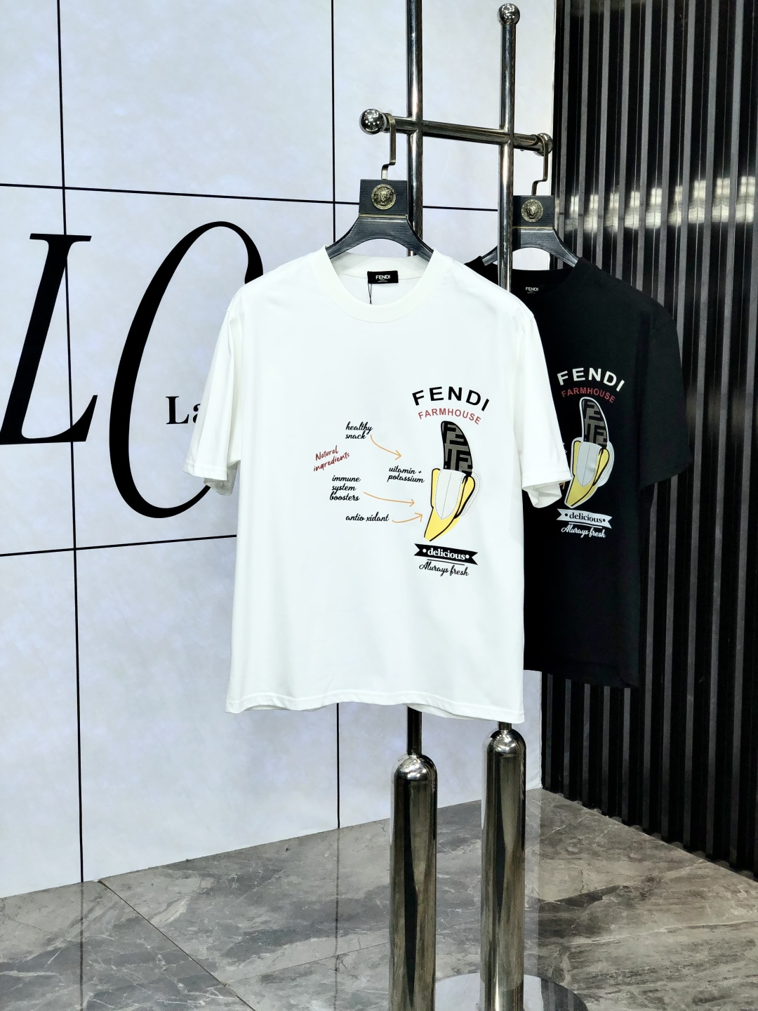 NO:141162,.Fendi. 2025 spring and summer new product fashionable round neck short sleeve high-end custom versatile style!  More practical, anyone can easily control it. It is made of European cotton pure cotton fabric, luxurious and classic brand logo design, w is very high-end and must-have if you understand the goods!  The style cut is a slim fit. 6 is very exquisite, showing aura and highlighting the exquisiteness of business men. This is the unique feature. The right slim fit, and the upper body effect is very good. Size M-3XL, fendi, T-shirt, alexander wang19860909.芬迪.2025春夏新品时尚圆领短袖高级定制百搭款式！更有实用感 任何人都可以轻松驾驭 采用欧棉纯棉面料制作,奢华经典品牌logo设计,w非常显档次懂货的必须入！版型剪裁属于修身款 6非常精致,显气场,又会凸显商务男士的精致,这就是独到之处,恰到好处的修身,上身效果非常赞.尺码M-3XL,,fendi,T-shirt,alexander wang,Men's clothing