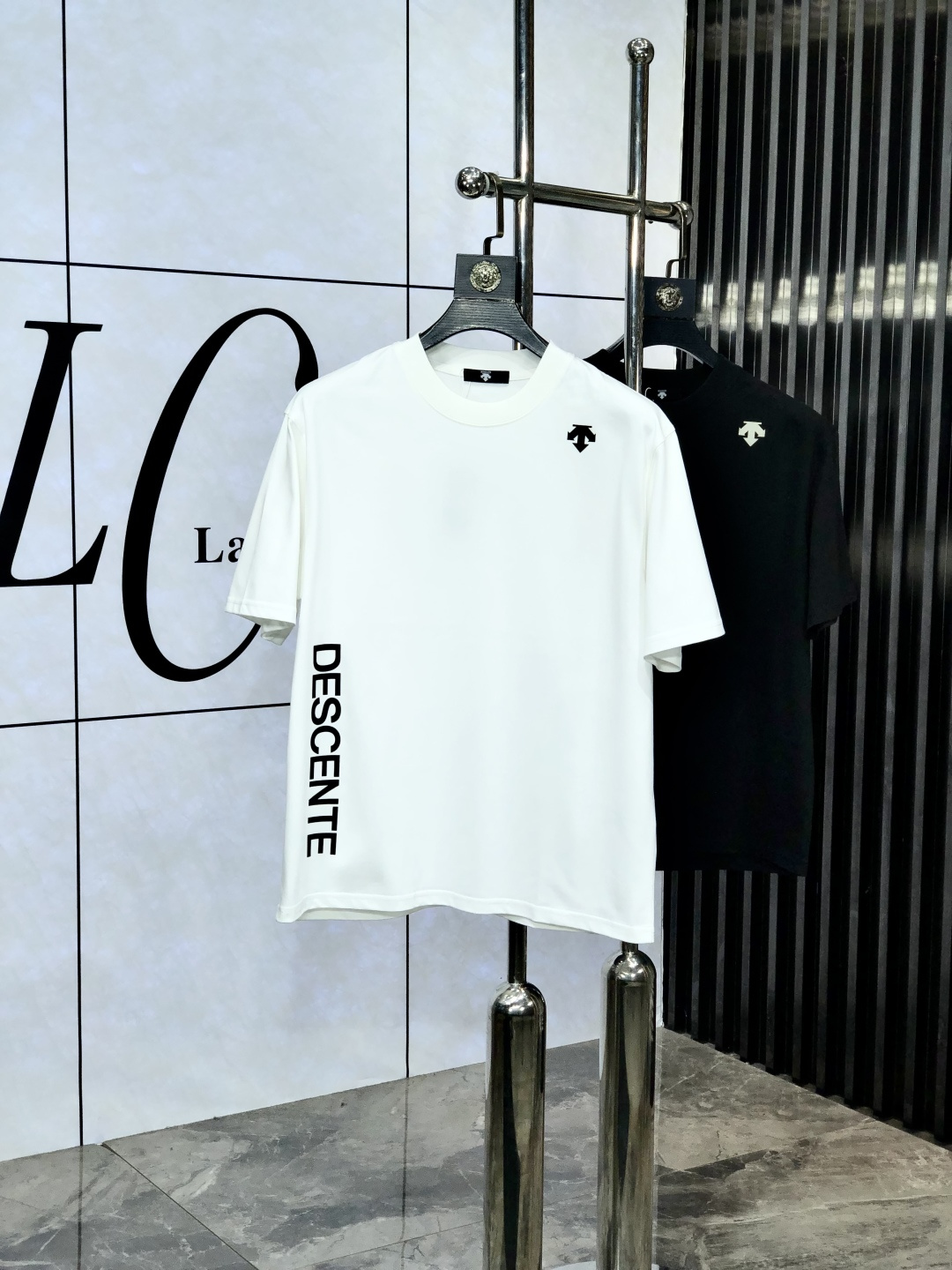 NO:141165,.Disanto. 2025 spring and summer new product, fashionable round neck short sleeve high-end custom versatile style!  More practical, anyone can easily control it. It is made of European cotton pure cotton fabric, luxurious and classic brand logo design, w is very high-end and must-have if you understand the goods!  The style cut is a slim fit. 6 is very exquisite, showing aura and highlighting the exquisiteness of business men. This is the unique feature. The right slim fit, and the upper body effect is very good. Size M-3XL, T-shirt, alexander wang19860909.迪桑托.2025春夏新品时尚圆领短袖高级定制百搭款式！更有实用感 任何人都可以轻松驾驭 采用欧棉纯棉面料制作,奢华经典品牌logo设计,w非常显档次懂货的必须入！版型剪裁属于修身款 6非常精致,显气场,又会凸显商务男士的精致,这就是独到之处,恰到好处的修身,上身效果非常赞.尺码M-3XL,,T-shirt,alexander wang,Men's clothing