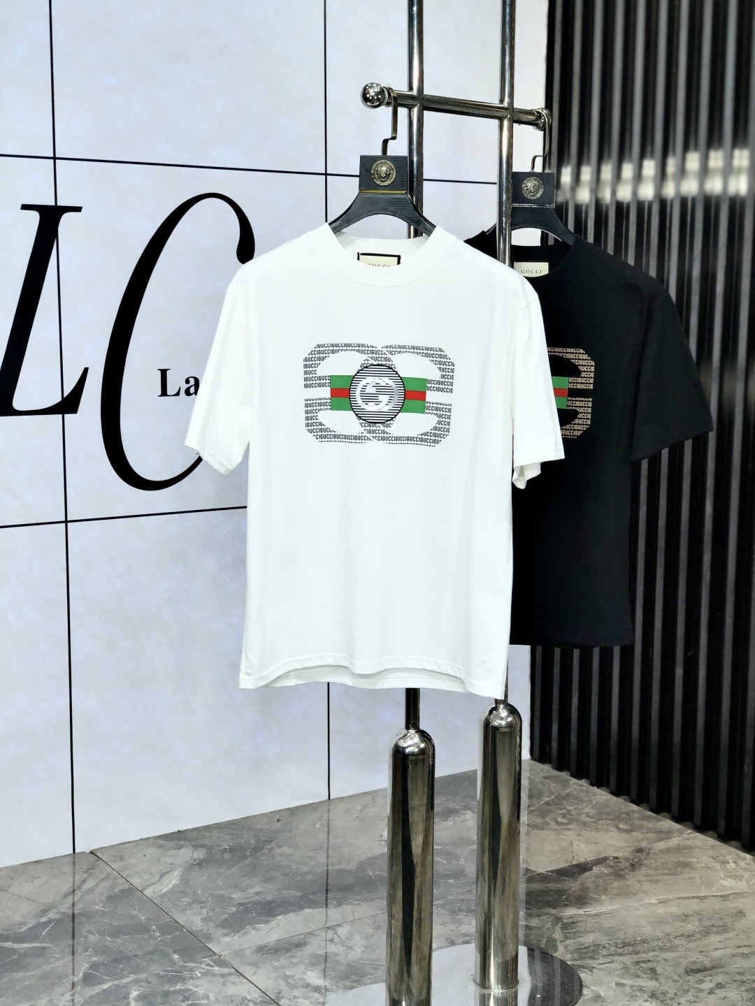 NO:141168,.Gucci.2025 spring and summer new product fashionable round neck short sleeve high-end custom versatile style!  More practical, anyone can easily control it. It is made of European cotton pure cotton fabric, luxurious and classic brand logo design, w is very high-end and must-have if you understand the goods!  The style cut is a slim fit. 6 is very exquisite, showing aura and highlighting the exquisiteness of business men. This is the unique feature. The right slim fit, and the upper body effect is very good. Size M-3XL, gucci, T-shirt, alexander wang19860909.Gucci.2025春夏新品时尚圆领短袖高级定制百搭款式！更有实用感 任何人都可以轻松驾驭 采用欧棉纯棉面料制作,奢华经典品牌logo设计,w非常显档次懂货的必须入！版型剪裁属于修身款 6非常精致,显气场,又会凸显商务男士的精致,这就是独到之处,恰到好处的修身,上身效果非常赞.尺码M-3XL,,gucci,T-shirt,alexander wang,Men's clothing