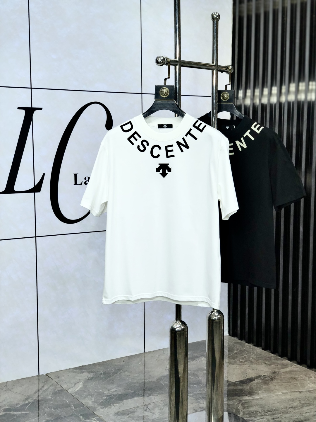 NO:141174,.Disante. 2025 spring and summer new product, fashionable round neck short sleeve high-end custom versatile style!  More practical, anyone can easily control it. It is made of European cotton pure cotton fabric, luxurious and classic brand logo design, w is very high-end and must-have if you understand the goods!  The style cut is a slim fit. 6 is very exquisite, showing aura and highlighting the exquisiteness of business men. This is the unique feature. The right slim fit, and the upper body effect is very good. Size M-3XL, T-shirt, alexander wang19860909.迪桑特.2025春夏新品时尚圆领短袖高级定制百搭款式！更有实用感 任何人都可以轻松驾驭 采用欧棉纯棉面料制作,奢华经典品牌logo设计,w非常显档次懂货的必须入！版型剪裁属于修身款 6非常精致,显气场,又会凸显商务男士的精致,这就是独到之处,恰到好处的修身,上身效果非常赞.尺码M-3XL,,T-shirt,alexander wang,Men's clothing