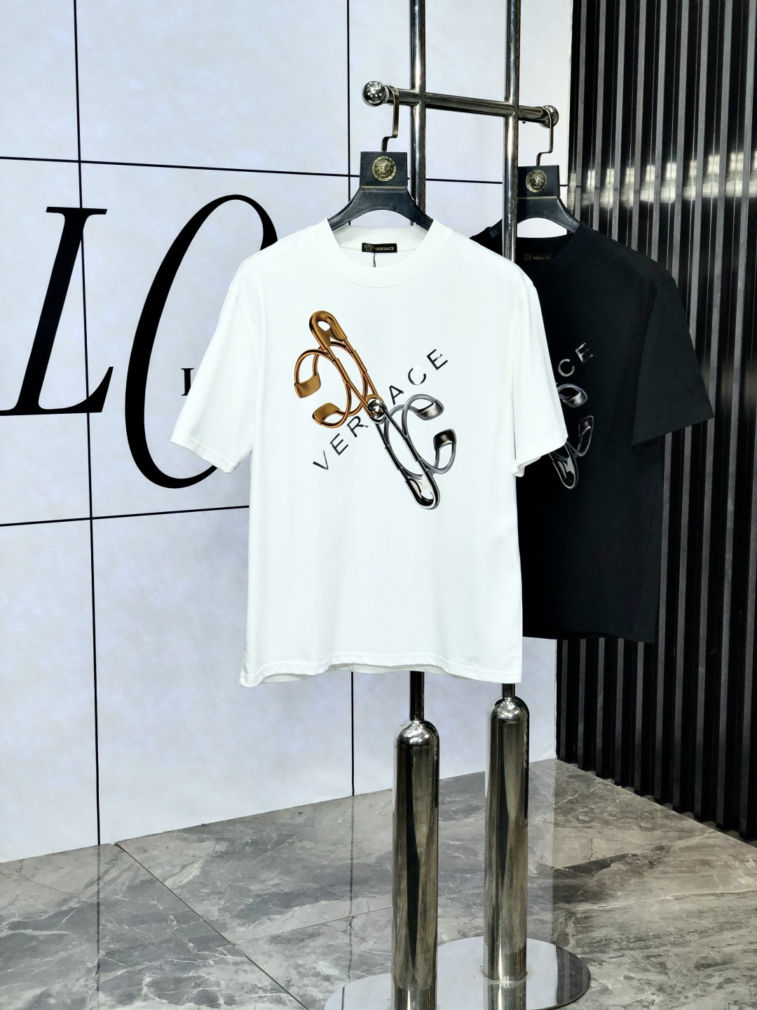 NO:141177,.Versace. 2025 spring and summer new product, fashionable round neck short sleeve high-end custom versatile style!  More practical, anyone can easily control it. It is made of European cotton pure cotton fabric, luxurious and classic brand logo design, w is very high-end and must-have if you understand the goods!  The style cut is a slim fit. 6 is very exquisite, showing aura and highlighting the exquisiteness of business men. This is the unique feature. The right slim fit, and the upper body effect is very good. Size M-3XL, versace, T-shirt, alexander wang19860909.范思哲.2025春夏新品时尚圆领短袖高级定制百搭款式！更有实用感 任何人都可以轻松驾驭 采用欧棉纯棉面料制作,奢华经典品牌logo设计,w非常显档次懂货的必须入！版型剪裁属于修身款 6非常精致,显气场,又会凸显商务男士的精致,这就是独到之处,恰到好处的修身,上身效果非常赞.尺码M-3XL,,versace,T-shirt,alexander wang,Men's clothing