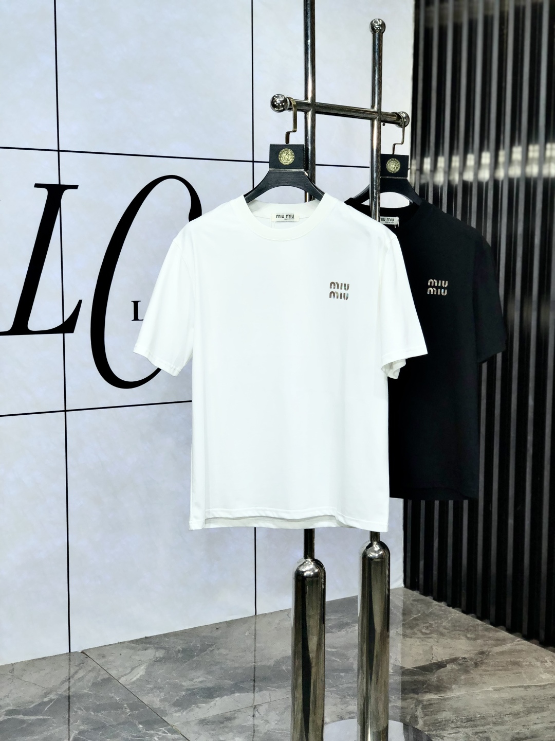 NO:141183,.miumiu.2025 spring and summer new product fashionable round neck short sleeve high-end custom versatile style!  More practical, anyone can easily control it. It is made of European cotton pure cotton fabric, luxurious and classic brand logo design, w is very high-end and must-have if you understand the goods!  The style cut is a slim fit. 6 is very exquisite, showing aura and highlighting the exquisiteness of business men. This is the unique feature. The right slim fit, and the upper body effect is very good. Size M-3XL, miumiu, T-shirt, alexander wang19860909.miumiu.2025春夏新品时尚圆领短袖高级定制百搭款式！更有实用感 任何人都可以轻松驾驭 采用欧棉纯棉面料制作,奢华经典品牌logo设计,w非常显档次懂货的必须入！版型剪裁属于修身款 6非常精致,显气场,又会凸显商务男士的精致,这就是独到之处,恰到好处的修身,上身效果非常赞.尺码M-3XL,,miumiu,T-shirt,alexander wang,Men's clothing