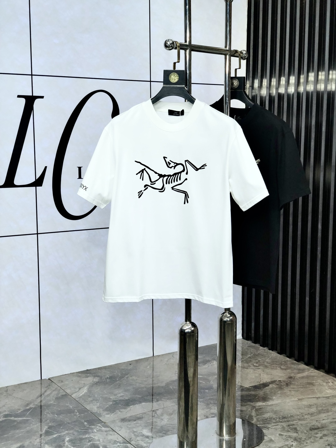 NO:141186,.Architecture Bird. 2025 spring and summer new product, fashionable round neck short sleeve high-end custom versatile style!  More practical, anyone can easily control it. It is made of European cotton pure cotton fabric, luxurious and classic brand logo design, w is very high-end and must-have if you understand the goods!  The style cut is a slim fit. 6 is very exquisite, showing aura and highlighting the exquisiteness of business men. This is the uniqueness. The right slim fit is very good, and the upper body effect is very good. Size M-3XL, arc'teryx, T-shirt, alexander wang19860909.始祖鸟.2025春夏新品时尚圆领短袖高级定制百搭款式！更有实用感 任何人都可以轻松驾驭 采用欧棉纯棉面料制作,奢华经典品牌logo设计,w非常显档次懂货的必须入！版型剪裁属于修身款 6非常精致,显气场,又会凸显商务男士的精致,这就是独到之处,恰到好处的修身,上身效果非常赞.尺码M-3XL,arc'teryx,T-shirt,alexander wang,Men's clothing