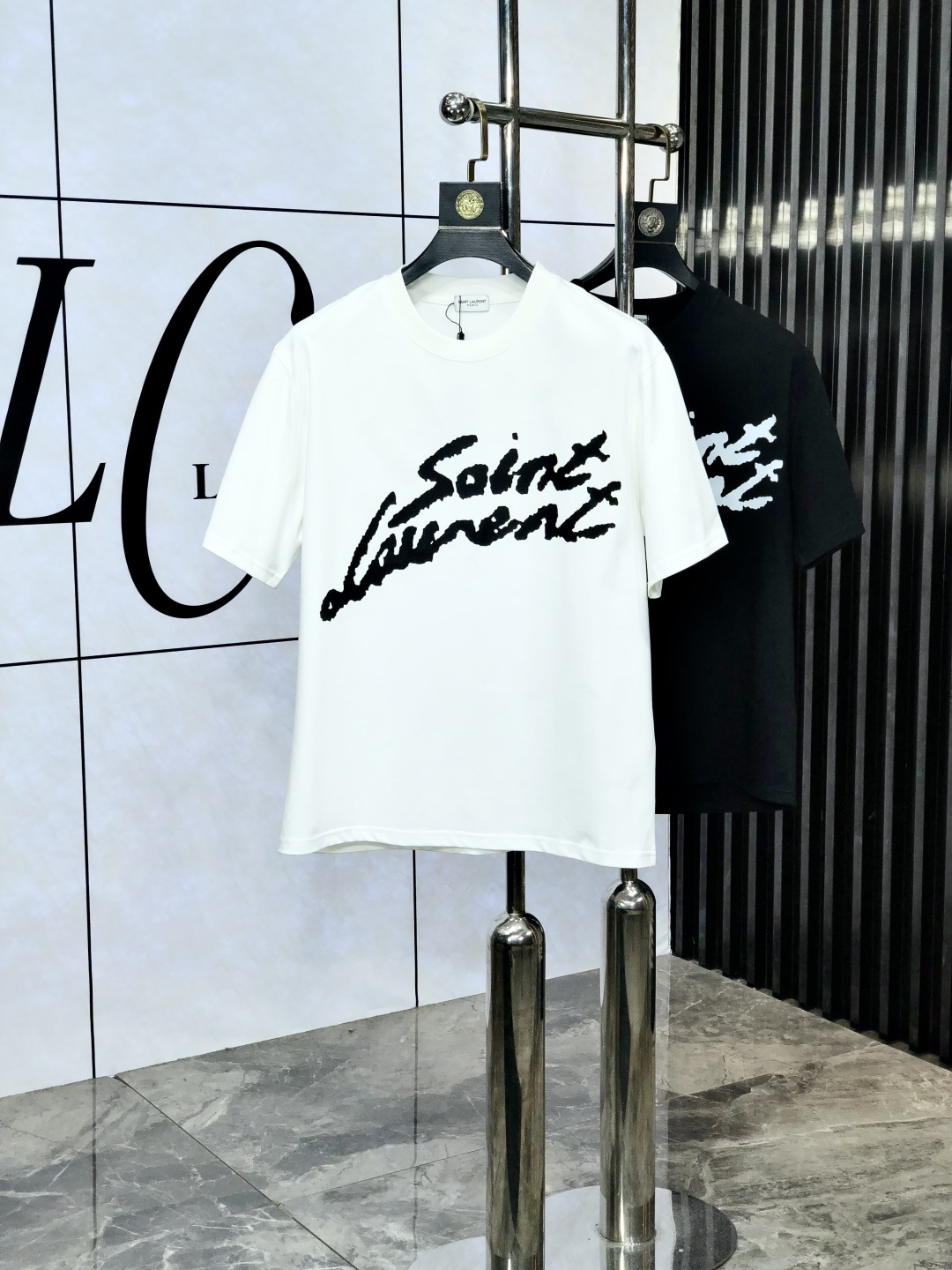 NO:141161,.Saint Laurent. 2025 spring and summer new product fashionable round neck short sleeve high-end custom versatile style!  More practical, anyone can easily control it. It is made of European cotton pure cotton fabric, luxurious and classic brand logo design, w is very high-end and must-have if you understand the goods!  The style cut is a slim fit. 6 is very exquisite, showing aura and highlighting the exquisiteness of business men. This is the uniqueness. The right slim fit, and the upper body effect is very good. Size M-3XL, saint laurent, T-shirt, alexander wang19860909.圣罗兰.2025春夏新品时尚圆领短袖高级定制百搭款式！更有实用感 任何人都可以轻松驾驭 采用欧棉纯棉面料制作,奢华经典品牌logo设计,w非常显档次懂货的必须入！版型剪裁属于修身款 6非常精致,显气场,又会凸显商务男士的精致,这就是独到之处,恰到好处的修身,上身效果非常赞.尺码M-3XL,,saint laurent,T-shirt,alexander wang,Men's clothing