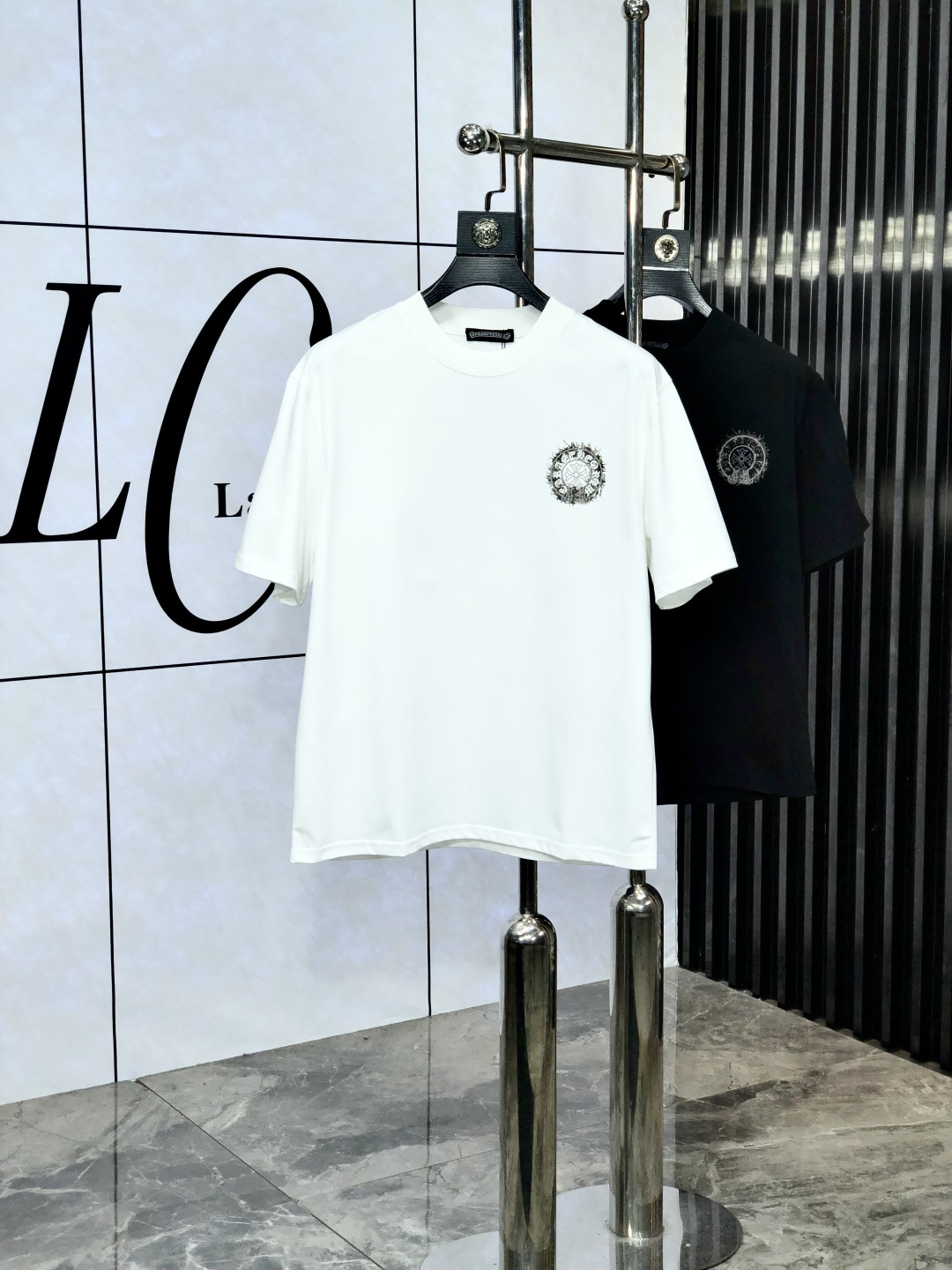 NO:141170,.Croxin. 2025 spring and summer new product, fashionable round neck short sleeve high-end custom versatile style!  More practical, anyone can easily control it. It is made of European cotton pure cotton fabric, luxurious and classic brand logo design, w is very high-end and must-have if you understand the goods!  The style cut is a slim fit. 6 is very exquisite, showing aura and highlighting the exquisiteness of business men. This is the unique feature. The right slim fit, and the upper body effect is very good. Size M-3XL, chrome hearts, T-shirt, alexander wang19860909.克罗心.2025春夏新品时尚圆领短袖高级定制百搭款式！更有实用感 任何人都可以轻松驾驭 采用欧棉纯棉面料制作,奢华经典品牌logo设计,w非常显档次懂货的必须入！版型剪裁属于修身款 6非常精致,显气场,又会凸显商务男士的精致,这就是独到之处,恰到好处的修身,上身效果非常赞.尺码M-3XL,,chrome hearts,T-shirt,alexander wang,Men's clothing