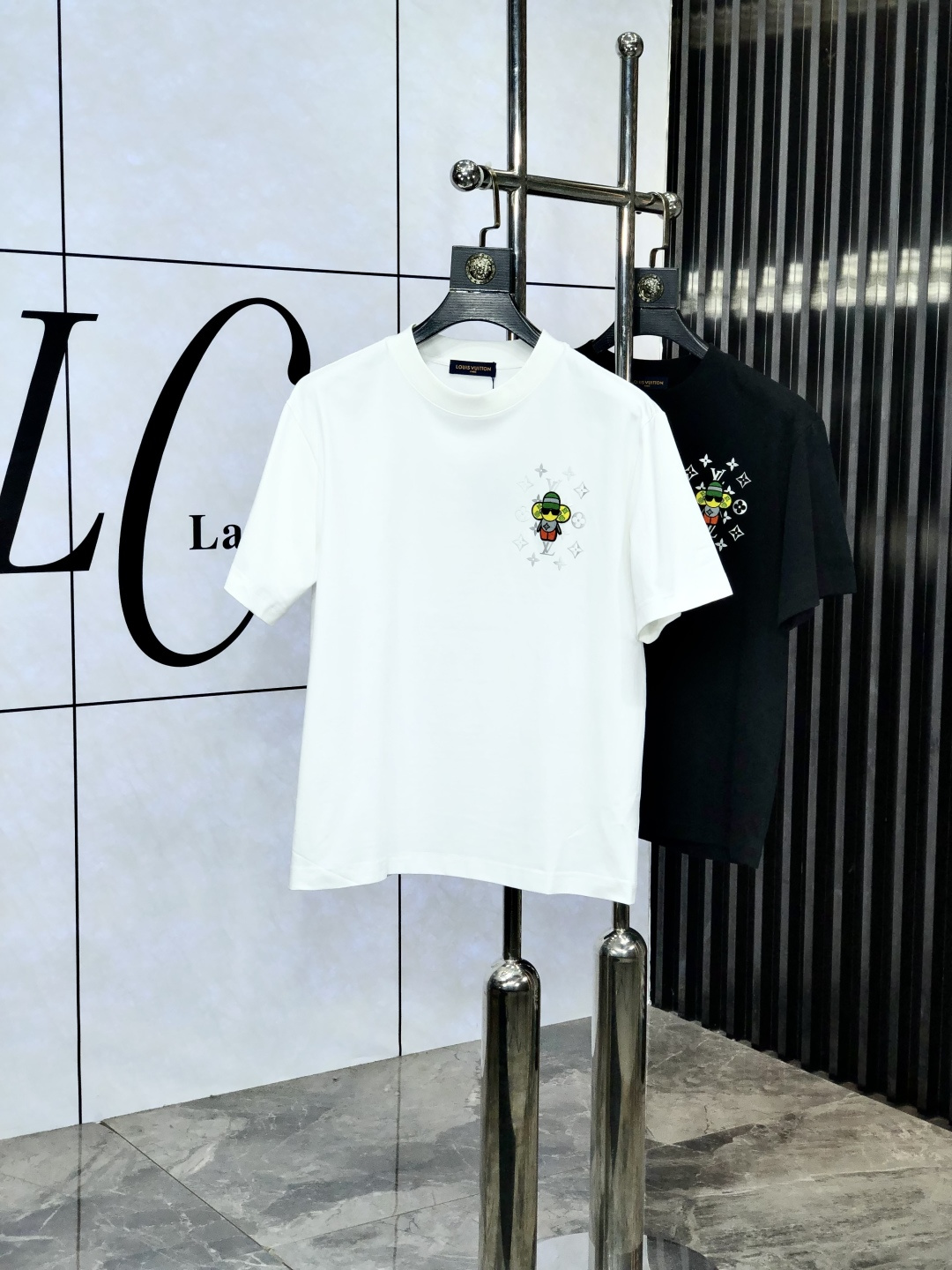 NO:141182,.Lv.2025 spring and summer new product fashionable round neck short sleeve high-end custom versatile style!  More practical, anyone can easily control it. It is made of European cotton pure cotton fabric, luxurious and classic brand logo design, b is very high-end and must-have if you understand the goods!  The style is a slim fit style. It is very exquisite, showing aura and highlighting the exquisiteness of business men. This is the unique feature. The right slim fit, and the upper body effect is very good. Size s-3XL s wear 175/125 catties, louis vuitton, T-shirt, alexander wang19860909.Lv.2025春夏新品时尚圆领短袖高级定制百搭款式！更有实用感 任何人都可以轻松驾驭 采用欧棉纯棉面料制作,奢华经典品牌logo设计,b非常显档次懂货的必须入！版型剪裁属于修身款 非常精致,显气场,又会凸显商务男士的精致,这就是独到之处,恰到好处的修身,上身效果非常赞.尺码s-3XL s穿175/125斤,,louis vuitton,T-shirt,alexander wang,Men's clothing