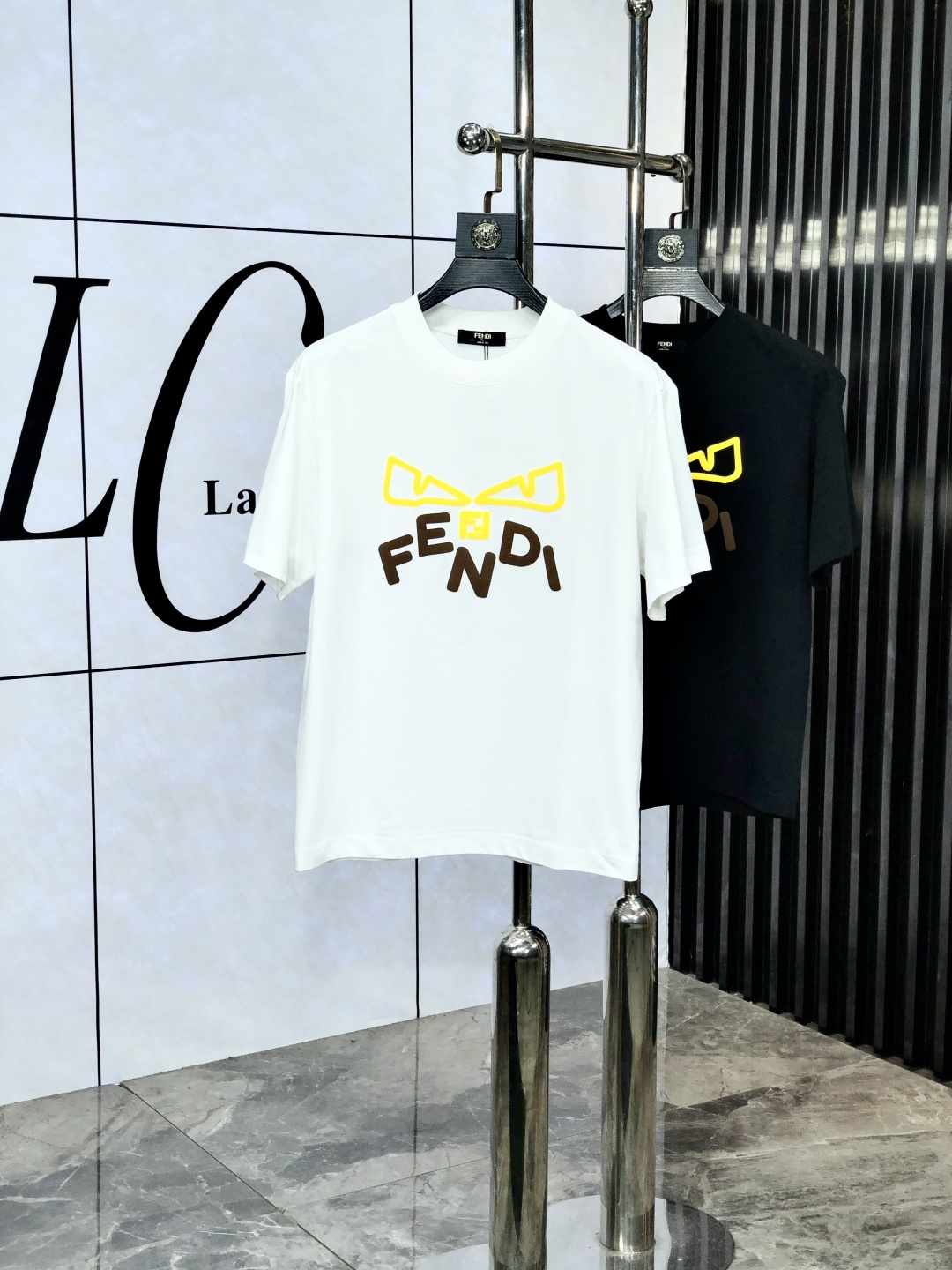 NO:141185,.Fendi. 2025 spring and summer new product fashionable round neck short sleeve high-end custom versatile style!  More practical, anyone can easily control it. It is made of European cotton pure cotton fabric, luxurious and classic brand logo design, b is very high-end and must-have if you understand the goods!  The style is a slim fit style, which is very exquisite, showing aura and highlighting the exquisiteness of business men. This is the unique feature, the right slim fit, and the upper body effect is very good. Size s-3XL s wear 175/125 catties, fendi, T-shirt, alexander wang19860909.芬迪.2025春夏新品时尚圆领短袖高级定制百搭款式！更有实用感 任何人都可以轻松驾驭 采用欧棉纯棉面料制作,奢华经典品牌logo设计,b非常显档次懂货的必须入！版型剪裁属于修身款 非常精致,显气场,又会凸显商务男士的精致,这就是独到之处,恰到好处的修身,上身效果非常赞.尺码s-3XL s穿175/125斤,,fendi,T-shirt,alexander wang,Men's clothing