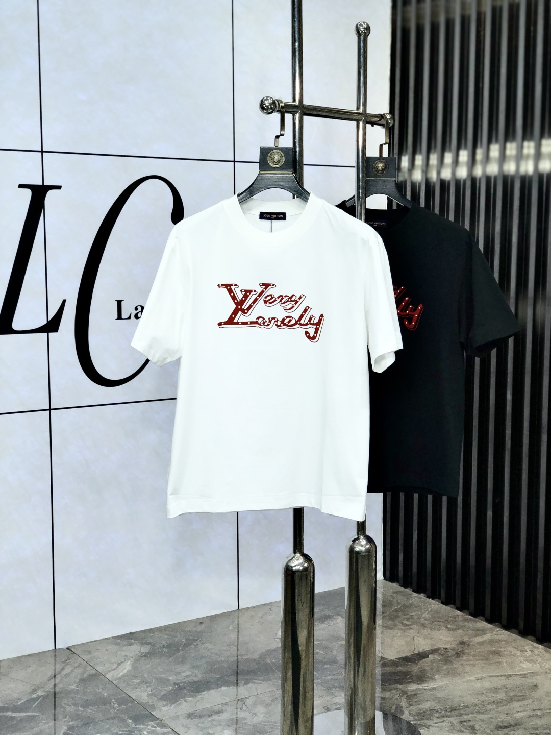 NO:141188,.Lv.2025 spring and summer new product fashionable round neck short sleeve high-end custom versatile style!  More practical, anyone can easily control it. It is made of European cotton pure cotton fabric, luxurious and classic brand logo design, b is very high-end and must-have if you understand the goods!  The style is a slim fit style. It is very exquisite, showing aura and highlighting the exquisiteness of business men. This is the unique feature. The right slim fit, and the upper body effect is very good. Size s-3XL s wear 175/125 catties, louis vuitton, T-shirt, alexander wang19860909.Lv.2025春夏新品时尚圆领短袖高级定制百搭款式！更有实用感 任何人都可以轻松驾驭 采用欧棉纯棉面料制作,奢华经典品牌logo设计,b非常显档次懂货的必须入！版型剪裁属于修身款 非常精致,显气场,又会凸显商务男士的精致,这就是独到之处,恰到好处的修身,上身效果非常赞.尺码s-3XL s穿175/125斤,,louis vuitton,T-shirt,alexander wang,Men's clothing