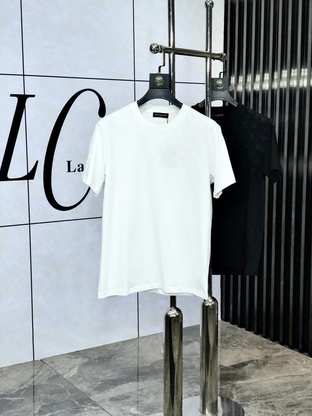 NO:141166,.Lv.2025 spring and summer new product fashionable round neck short sleeve high-end custom versatile style!  More practical, anyone can easily control it. It is made of European cotton pure cotton fabric, luxurious and classic brand logo design, b is very high-end and must-have if you understand the goods!  The style is a slim fit style. It is very exquisite, showing aura and highlighting the exquisiteness of business men. This is the unique feature. The right slim fit, and the upper body effect is very good. Size s-3XL s wear 175/125 catties, louis vuitton, T-shirt, alexander wang19860909.Lv.2025春夏新品时尚圆领短袖高级定制百搭款式！更有实用感 任何人都可以轻松驾驭 采用欧棉纯棉面料制作,奢华经典品牌logo设计,b非常显档次懂货的必须入！版型剪裁属于修身款 非常精致,显气场,又会凸显商务男士的精致,这就是独到之处,恰到好处的修身,上身效果非常赞.尺码s-3XL s穿175/125斤,,louis vuitton,T-shirt,alexander wang,Men's clothing