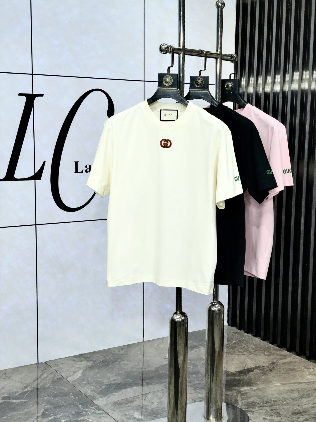 NO:141169,.Gucci.2025 spring and summer new product fashionable round neck short sleeve high-end custom versatile style!  More practical, anyone can easily control it. It is made of European cotton pure cotton fabric, luxurious and classic brand logo design, b is very high-end and must-have if you understand the goods!  The style is a slim fit style. It is very exquisite, showing aura and highlighting the exquisiteness of business men. This is the unique feature. The right slim fit, and the upper body effect is very good. Size s-3XL s wear 175/125 catties, gucci, T-shirt, alexander wang19860909.Gucci.2025春夏新品时尚圆领短袖高级定制百搭款式！更有实用感 任何人都可以轻松驾驭 采用欧棉纯棉面料制作,奢华经典品牌logo设计,b非常显档次懂货的必须入！版型剪裁属于修身款 非常精致,显气场,又会凸显商务男士的精致,这就是独到之处,恰到好处的修身,上身效果非常赞.尺码s-3XL s穿175/125斤,,gucci,T-shirt,alexander wang,Men's clothing