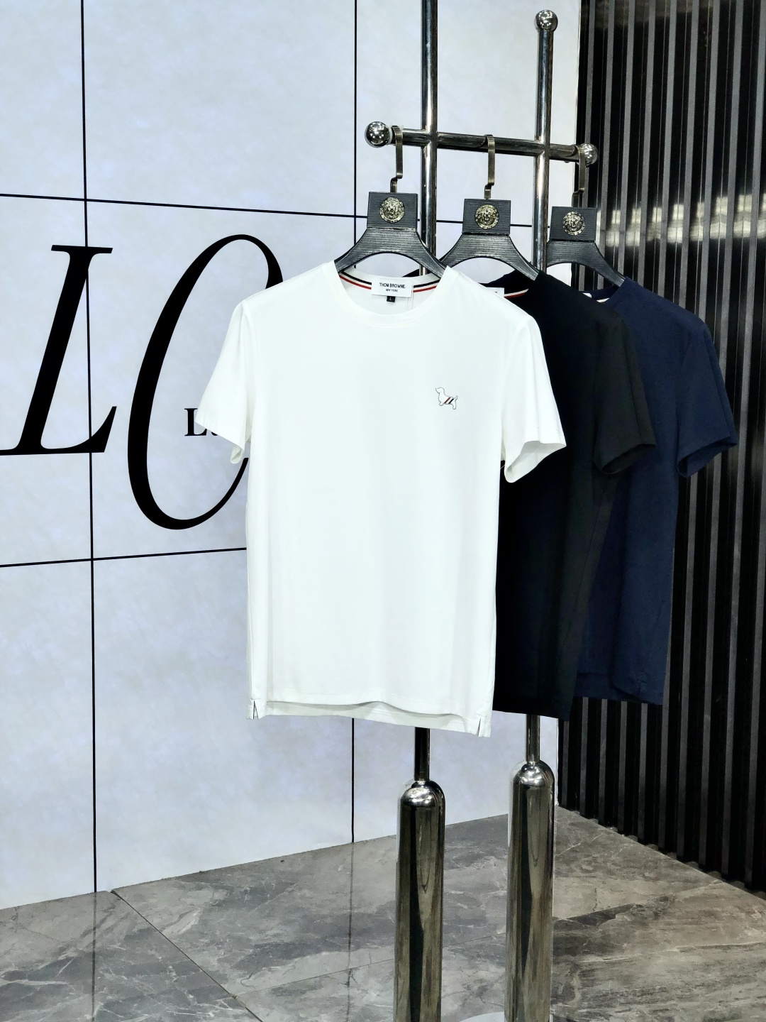 NO:449459,.TB.2025 Spring and Summer SS Mercerated Round Neck T-shirt #Selected imported fixed woven mercerated pure cotton fabric. Its fiber length is longer, softer, tougher, and stronger color fastness. Therefore, products made of Egyptian cotton are more wear-resistant and larger, reducing the wool and pilling of conventional cotton cloth. 5 This means that even if you have been using it for many years, it will be newer than conventional cotton cloth in terms of color and fabric. The texture is also dense and delicate, soft, broad and stylish, breathable and comfortable. And after technological merceration, the fabric has the characteristics of soft, smooth, no damage, strong wear-resistant, no ironing, and small shrinkage. The weight is around 190. It is a thickness that is very suitable for summer wear. It has good elasticity, better shrinkage, durability, wash-resistant, wrinkle-resistant, wear-resistant, and has a good drooping feeling on the upper body, and is not easy to deform!  It's even less likely to fade!  In addition, the front chest brand elements decorate the chest logo, and still maintain its own exquisite, elegant, fashionable and vibrant route. The double-line car splicing process is the T-shirt is more reliable and durable. The neckline and cuffs are spliced ​​with 65s double mercerated cotton knitted rib splicing. After high-temperature ironing and shaping, it is difficult to deform and not easy to slant after wearing it for a long time. The overall simple and elegant, fully displaying the fabric material, fully reflecting the brand's low-key and restrained temperament, the overall simplification is made of traditional, without too many fancy designs, and the whole body shows the charm of an elegant gentleman!  !  !  Size M-XXXL.m wear 175/130, tees, t-shirt, alexander wang19860909.TB.2025春夏SS丝光处理圆领T恤#精选进口定织丝光纯棉面料,它的纤维长度更长莄柔,强韧度更高,色牢度也更强,所以用埃及棉做出来的产品,w更耐磨也更大的降低了常规棉布起毛起球的情况,5这就意味着即使你沿用多年,不论色彩还是面料方面都会比常规的棉布更显新.质地也密实细腻,柔软挺阔有型、透气舒适.并且经过科技丝光处理后,织物具有手感柔软、滑爽、不损坏强力、耐磨不需熨烫、缩水率小的特点,克重在190左右,属于夏天穿着非常适合的一个厚度,拥有很好的回弹性,更好的收缩性,耐久耐洗,抗皱耐磨,上身垂感好,不易变形！更不易褪色！ 除此之外,前胸品牌元素装饰胸标,依旧保持着自己精致优雅时尚活力的路线,双线冚车拼接工艺,T恤更加牢靠耐穿,领口和袖口均采用65s双丝光棉针织罗纹拼接,经过了高温压烫定型工艺,久穿不易变形不易起边. 整体朴素优雅,充分展现面料材质,完全体现了品牌低调内敛的气质,整体化简为繁,没有过多花哨的设计,通体显露着高雅绅士的魅力气质！！！ 尺码M-XXXL.m穿175/130,,tees，t-shirt,alexander wang,Men's clothing