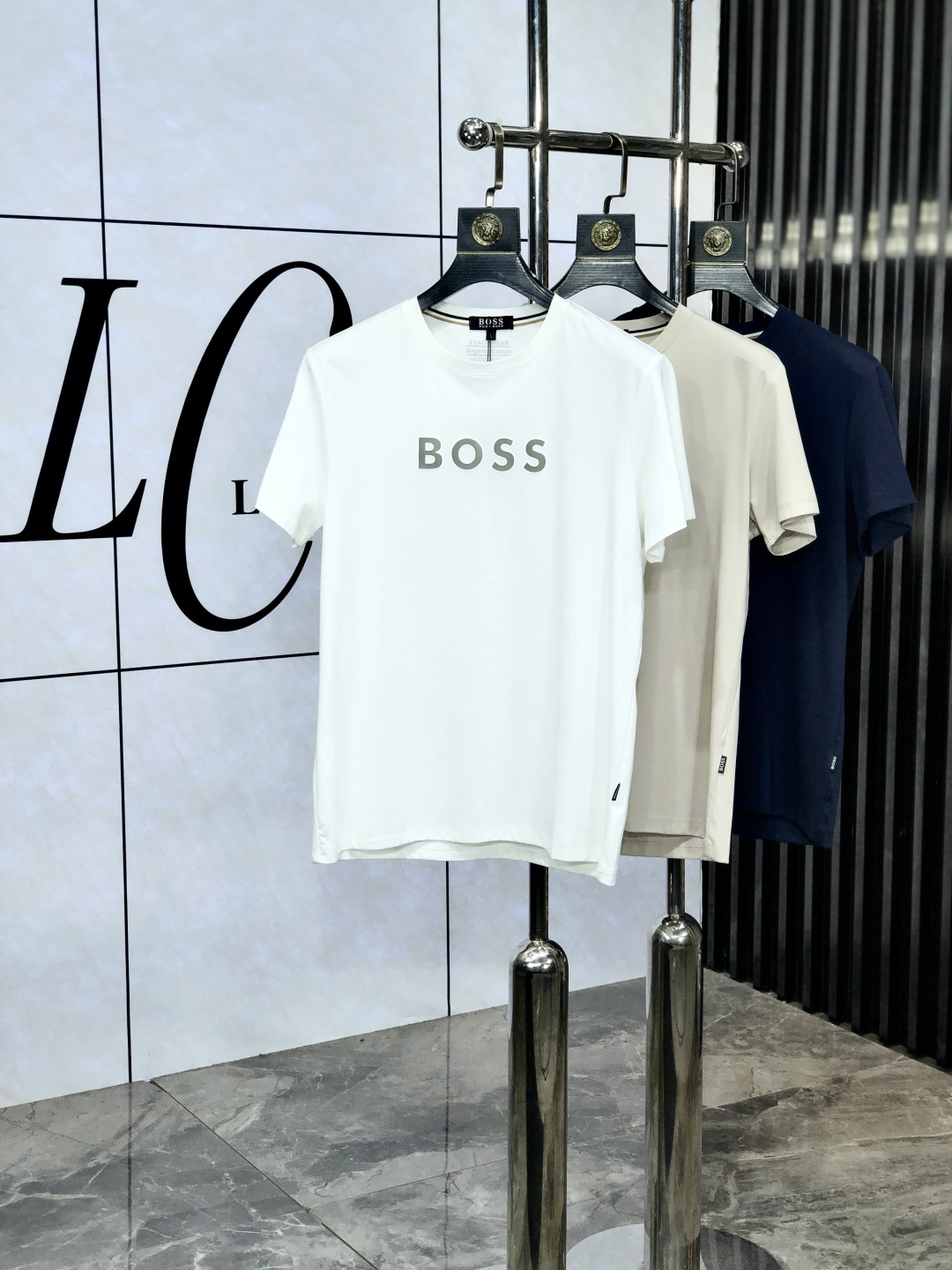 NO:449464,.Boss.2025 Spring and Summer SS Mercerated Round Neck T-shirt #Selected imported fixed woven mercerated pure cotton fabric. Its fiber length is longer, softer, tougher, and stronger color fastness. Therefore, products made of Egyptian cotton are more wear-resistant and larger, reducing the situation of conventional cotton wool and pilling. 5 This means that even if you have been using it for many years, both in color and fabric will be newer than conventional cotton. The texture is also dense and delicate, soft, broad and stylish, breathable and comfortable. And after technological merceration, the fabric has the characteristics of soft, smooth, no damage, strong wear-resistant, no ironing, and small shrinkage. The weight is around 190. It is a thickness that is very suitable for summer wear. It has good elasticity, better shrinkage, durability, wrinkle and wear resistance, good drooping on the upper body, and is not easy to deform!  It's even less likely to fade!  In addition, the front chest brand elements decorate the chest logo, and still maintain its own exquisite, elegant, fashionable and vibrant route. The double-line car splicing process is the T-shirt is more reliable and durable. The neckline and cuffs are spliced ​​with 65s double mercerated cotton knitted rib splicing. After high-temperature ironing and shaping, it is difficult to deform and not easy to slant after wearing it for a long time. The overall simple and elegant, fully displaying the fabric material, fully reflecting the brand's low-key and restrained temperament, the overall simplification is made of traditional, without too many fancy designs, and the whole body shows the charm of an elegant gentleman!  !  !  Size M-XXXL.m wear 175/130, tees, t-shirt, alexander wang19860909.Boss.2025春夏SS丝光处理圆领T恤#精选进口定织丝光纯棉面料,它的纤维长度更长莄柔,强韧度更高,色牢度也更强,所以用埃及棉做出来的产品,w更耐磨也更大的降低了常规棉布起毛起球的情况,5这就意味着即使你沿用多年,不论色彩还是面料方面都会比常规的棉布更显新.质地也密实细腻,柔软挺阔有型、透气舒适.并且经过科技丝光处理后,织物具有手感柔软、滑爽、不损坏强力、耐磨不需熨烫、缩水率小的特点,克重在190左右,属于夏天穿着非常适合的一个厚度,拥有很好的回弹性,更好的收缩性,耐久耐洗,抗皱耐磨,上身垂感好,不易变形！更不易褪色！ 除此之外,前胸品牌元素装饰胸标,依旧保持着自己精致优雅时尚活力的路线,双线冚车拼接工艺,T恤更加牢靠耐穿,领口和袖口均采用65s双丝光棉针织罗纹拼接,经过了高温压烫定型工艺,久穿不易变形不易起边. 整体朴素优雅,充分展现面料材质,完全体现了品牌低调内敛的气质,整体化简为繁,没有过多花哨的设计,通体显露着高雅绅士的魅力气质！！！ 尺码M-XXXL.m穿175/130,,tees，t-shirt,alexander wang,Men's clothing