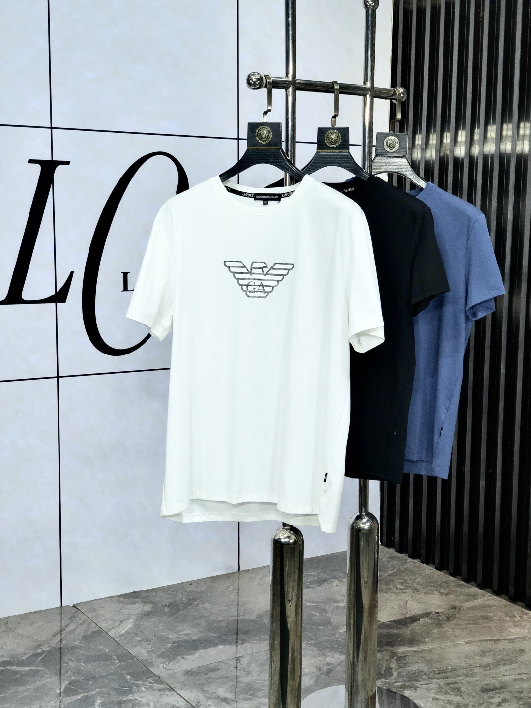 NO:449469,.Amani.2025 Spring and Summer SS Mercerated Round Neck T-shirt #Selected imported fixed woven mercerated pure cotton fabric. Its fiber length is longer, softer, tougher, and stronger color fastness. Therefore, products made of Egyptian cotton are more wear-resistant and larger, reducing the wool pilling of conventional cotton cloth. 5 This means that even if you have been using it for many years, it will be newer than conventional cotton cloth in terms of color and fabric. The texture is also dense and delicate, soft, broad and stylish, breathable and comfortable. And after technological merceration, the fabric has the characteristics of soft, smooth, no damage, strong wear-resistant, no ironing, and small shrinkage. The weight is around 190. It is a thickness that is very suitable for summer wear. It has good elasticity, better shrinkage, durability, wash-resistant, wrinkle-resistant, wear-resistant, and has a good drooping feeling on the upper body, and is not easy to deform!  It's even less likely to fade!  In addition, the front chest brand elements decorate the chest logo, and still maintain its own exquisite, elegant, fashionable and vibrant route. The double-line car splicing process is the T-shirt is more reliable and durable. The neckline and cuffs are spliced ​​with 65s double mercerated cotton knitted rib splicing. After high-temperature ironing and shaping, it is difficult to deform and not easy to slant after wearing it for a long time. The overall simple and elegant, fully displaying the fabric material, fully reflecting the brand's low-key and restrained temperament, the overall simplification is made of traditional, without too many fancy designs, and the whole body shows the charm of an elegant gentleman!  !  !  Size M-XXXL.m wear 175/130, Armani,tees, t-shirt,alexander wang19860909.阿玛尼.2025春夏SS丝光处理圆领T恤#精选进口定织丝光纯棉面料,它的纤维长度更长莄柔,强韧度更高,色牢度也更强,所以用埃及棉做出来的产品,w更耐磨也更大的降低了常规棉布起毛起球的情况,5这就意味着即使你沿用多年,不论色彩还是面料方面都会比常规的棉布更显新.质地也密实细腻,柔软挺阔有型、透气舒适.并且经过科技丝光处理后,织物具有手感柔软、滑爽、不损坏强力、耐磨不需熨烫、缩水率小的特点,克重在190左右,属于夏天穿着非常适合的一个厚度,拥有很好的回弹性,更好的收缩性,耐久耐洗,抗皱耐磨,上身垂感好,不易变形！更不易褪色！ 除此之外,前胸品牌元素装饰胸标,依旧保持着自己精致优雅时尚活力的路线,双线冚车拼接工艺,T恤更加牢靠耐穿,领口和袖口均采用65s双丝光棉针织罗纹拼接,经过了高温压烫定型工艺,久穿不易变形不易起边. 整体朴素优雅,充分展现面料材质,完全体现了品牌低调内敛的气质,整体化简为繁,没有过多花哨的设计,通体显露着高雅绅士的魅力气质！！！ 尺码M-XXXL.m穿175/130,,armani,tees，t-shirt,alexander wang,Men's clothing