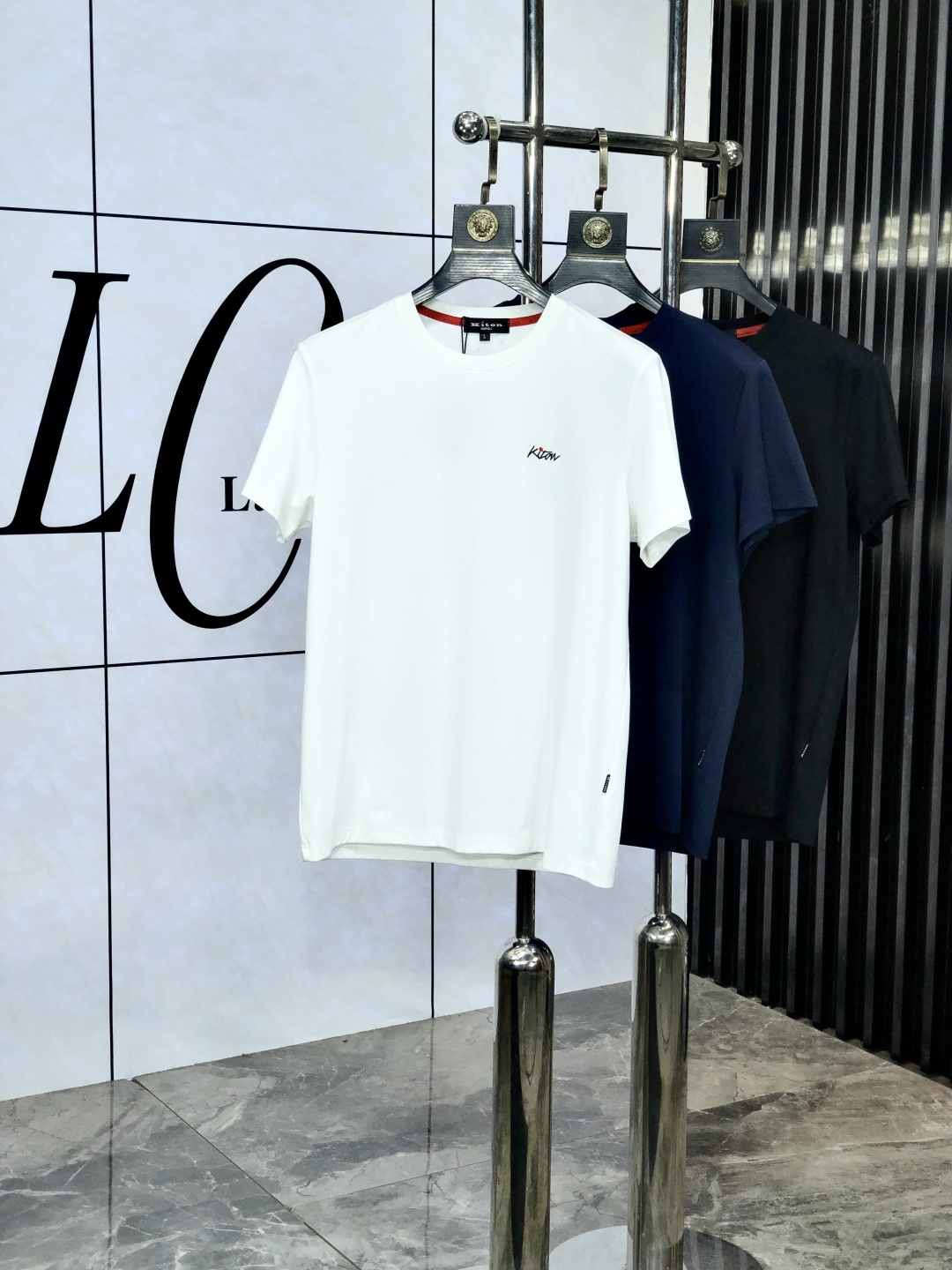 NO:449474,.Kiton.2025 Spring and Summer SS Mercerated Round Neck T-shirt #Selected imported fixed woven mercerated pure cotton fabric. Its fiber length is longer, softer, tougher, and stronger color fastness. Therefore, the products made of Egyptian cotton are more wear-resistant and larger, reducing the situation of conventional cotton wool and pilling. 5 This means that even if you have been using it for many years, it will be newer than conventional cotton cloth in terms of color and fabric. The texture is also dense and delicate, soft, broad and stylish, breathable and comfortable. And after technological merceration, the fabric has the characteristics of soft, smooth, no damage, strong wear-resistant, no ironing, and small shrinkage. The weight is around 190. It is a thickness that is very suitable for summer wear. It has good elasticity, better shrinkage, durability, wash-resistant, wrinkle-resistant, wear-resistant, and has a good drooping feeling on the upper body, and is not easy to deform!  It's even less likely to fade!  In addition, the front chest brand elements decorate the chest logo, and still maintain its own exquisite, elegant, fashionable and vibrant route. The double-line car splicing process is the T-shirt is more reliable and durable. The neckline and cuffs are spliced ​​with 65s double mercerated cotton knitted rib splicing. After high-temperature ironing and shaping, it is difficult to deform and not easy to slant after wearing it for a long time. The overall simple and elegant, fully displaying the fabric material, fully reflecting the brand's low-key and restrained temperament, the overall simplification is made of traditional, without too many fancy designs, and the whole body shows the charm of an elegant gentleman!  !  !  Size M-XXXL.m wear 175/130, tees, t-shirt, alexander wang19860909.Kiton.2025春夏SS丝光处理圆领T恤#精选进口定织丝光纯棉面料,它的纤维长度更长莄柔,强韧度更高,色牢度也更强,所以用埃及棉做出来的产品,w更耐磨也更大的降低了常规棉布起毛起球的情况,5这就意味着即使你沿用多年,不论色彩还是面料方面都会比常规的棉布更显新.质地也密实细腻,柔软挺阔有型、透气舒适.并且经过科技丝光处理后,织物具有手感柔软、滑爽、不损坏强力、耐磨不需熨烫、缩水率小的特点,克重在190左右,属于夏天穿着非常适合的一个厚度,拥有很好的回弹性,更好的收缩性,耐久耐洗,抗皱耐磨,上身垂感好,不易变形！更不易褪色！ 除此之外,前胸品牌元素装饰胸标,依旧保持着自己精致优雅时尚活力的路线,双线冚车拼接工艺,T恤更加牢靠耐穿,领口和袖口均采用65s双丝光棉针织罗纹拼接,经过了高温压烫定型工艺,久穿不易变形不易起边. 整体朴素优雅,充分展现面料材质,完全体现了品牌低调内敛的气质,整体化简为繁,没有过多花哨的设计,通体显露着高雅绅士的魅力气质！！！ 尺码M-XXXL.m穿175/130,,tees，t-shirt,alexander wang,Men's clothing