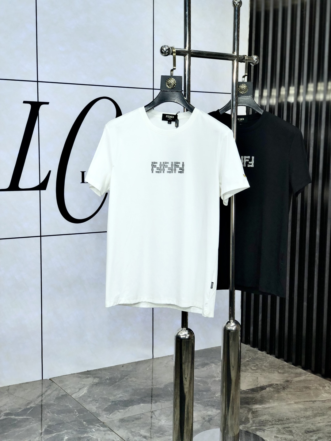 NO:449478,.Fendi.2025 Spring and Summer SS Mercerated Round Neck T-shirt #Selected imported fixed woven mercerated pure cotton fabric. Its fiber length is longer, softer, tougher, and stronger color fastness. Therefore, products made of Egyptian cotton are more wear-resistant and larger, reducing the situation of conventional cotton wool and pilling. 5 This means that even if you have been using it for many years, it will be newer than conventional cotton cloth in terms of color and fabric. The texture is also dense and delicate, soft, broad and stylish, breathable and comfortable. And after technological merceration, the fabric has the characteristics of soft, smooth, no damage, strong wear-resistant, no ironing, and small shrinkage. The weight is about 190. It is a thickness that is very suitable for summer wear. It has good elasticity, better shrinkage, durability, wrinkle and wear resistance, good drooping on the upper body, and is not easy to deform!  It's even less likely to fade!  In addition, the front chest brand elements decorate the chest logo, and still maintain its own exquisite, elegant, fashionable and vibrant route. The double-line car splicing process is the T-shirt is more reliable and durable. The neckline and cuffs are spliced ​​with 65s double mercerated cotton knitted rib splicing. After high-temperature ironing and shaping, it is difficult to deform and not easy to slant after wearing it for a long time. The overall simple and elegant, fully displaying the fabric material, fully reflecting the brand's low-key and restrained temperament, the overall simplification is made of traditional, without too many fancy designs, and the whole body shows the charm of an elegant gentleman!  !  !  Size M-XXXL.m wear 175/130, fendi,tees,t-shirt,alexander wang19860909.芬迪.2025春夏SS丝光处理圆领T恤#精选进口定织丝光纯棉面料,它的纤维长度更长莄柔,强韧度更高,色牢度也更强,所以用埃及棉做出来的产品,w更耐磨也更大的降低了常规棉布起毛起球的情况,5这就意味着即使你沿用多年,不论色彩还是面料方面都会比常规的棉布更显新.质地也密实细腻,柔软挺阔有型、透气舒适.并且经过科技丝光处理后,织物具有手感柔软、滑爽、不损坏强力、耐磨不需熨烫、缩水率小的特点,克重在190左右,属于夏天穿着非常适合的一个厚度,拥有很好的回弹性,更好的收缩性,耐久耐洗,抗皱耐磨,上身垂感好,不易变形！更不易褪色！ 除此之外,前胸品牌元素装饰胸标,依旧保持着自己精致优雅时尚活力的路线,双线冚车拼接工艺,T恤更加牢靠耐穿,领口和袖口均采用65s双丝光棉针织罗纹拼接,经过了高温压烫定型工艺,久穿不易变形不易起边. 整体朴素优雅,充分展现面料材质,完全体现了品牌低调内敛的气质,整体化简为繁,没有过多花哨的设计,通体显露着高雅绅士的魅力气质！！！ 尺码M-XXXL.m穿175/130,,fendi,tees，t-shirt,alexander wang,Men's clothing